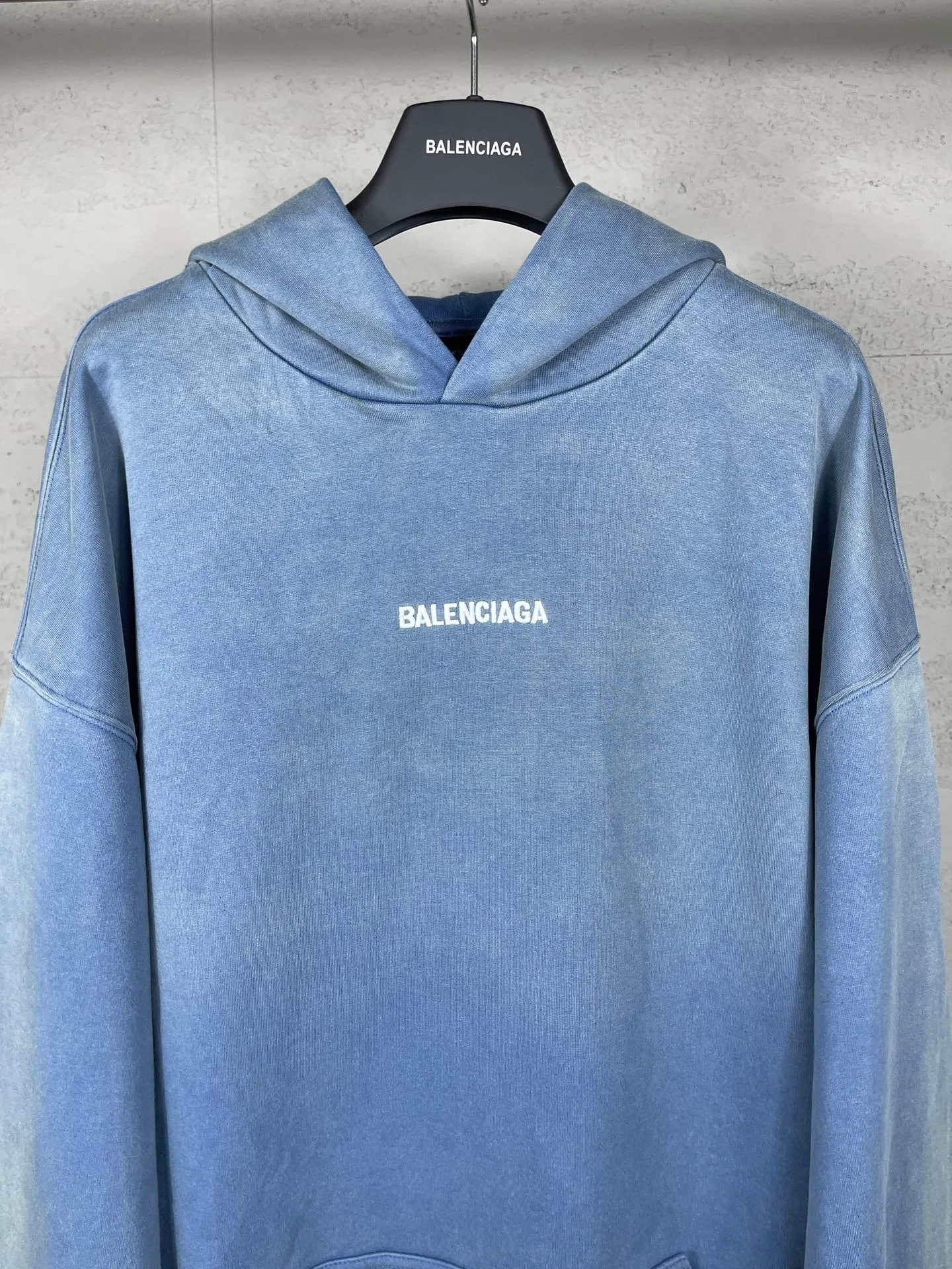 🅿️340 real photos [Top version. Official website quality] BALENCI*G*/25 new autumn and winter style. Washed and distressed hooded sweatshirt with Paris LOGO embroidered on the front and back. Ready-made garments are sprayed with horse wash to make them look old. The fabric adopts batik process. SS25 latest model. Research and development at the first time, different market currencies. Comparisons welcome. The fabric is made of Paris ZP custom-woven, custom-dyed and batik cotton sweatshirt. Weighing 460 grams, the cloth surface is clean. The cloth pattern is clear, soft and comfortable. The threads are dyed with no color difference. The embroidery is done with embroidery machines imported from Tajima, and the garments are washed and worn to make them look old. Jubie market currency. Welcome to compare. The version adopts OS loose shoulder style. Same style for men and women. Code: BL259935 Color: washed purple, washed blue Size: XS S M L