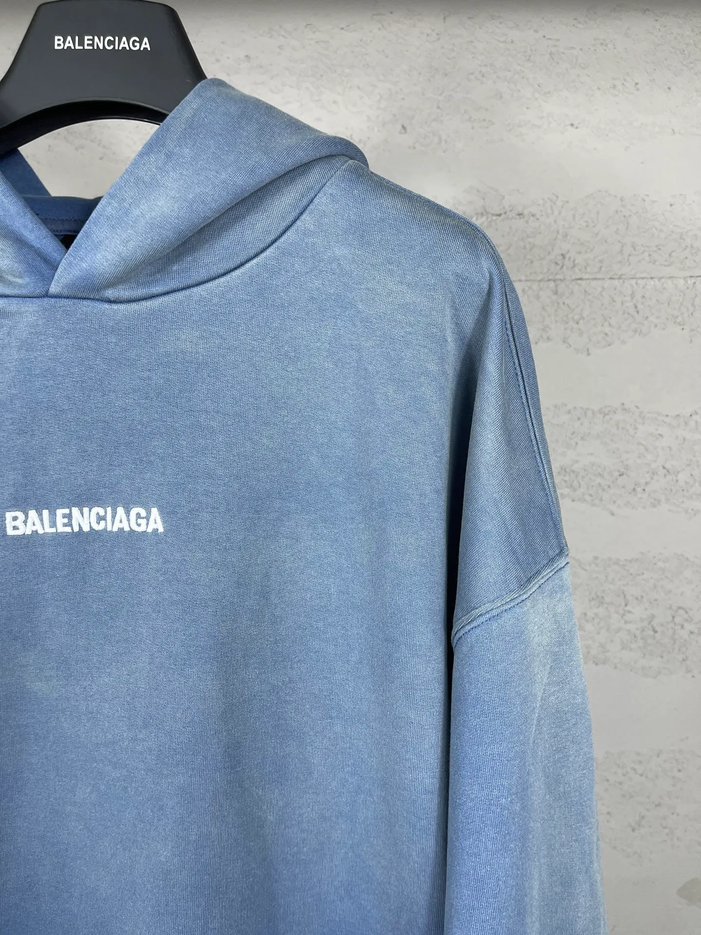 🅿️340 real photos [Top version. Official website quality] BALENCI*G*/25 new autumn and winter style. Washed and distressed hooded sweatshirt with Paris LOGO embroidered on the front and back. Ready-made garments are sprayed with horse wash to make them look old. The fabric adopts batik process. SS25 latest model. Research and development at the first time, different market currencies. Comparisons welcome. The fabric is made of Paris ZP custom-woven, custom-dyed and batik cotton sweatshirt. Weighing 460 grams, the cloth surface is clean. The cloth pattern is clear, soft and comfortable. The threads are dyed with no color difference. The embroidery is done with embroidery machines imported from Tajima, and the garments are washed and worn to make them look old. Jubie market currency. Welcome to compare. The version adopts OS loose shoulder style. Same style for men and women. Code: BL259935 Color: washed purple, washed blue Size: XS S M L