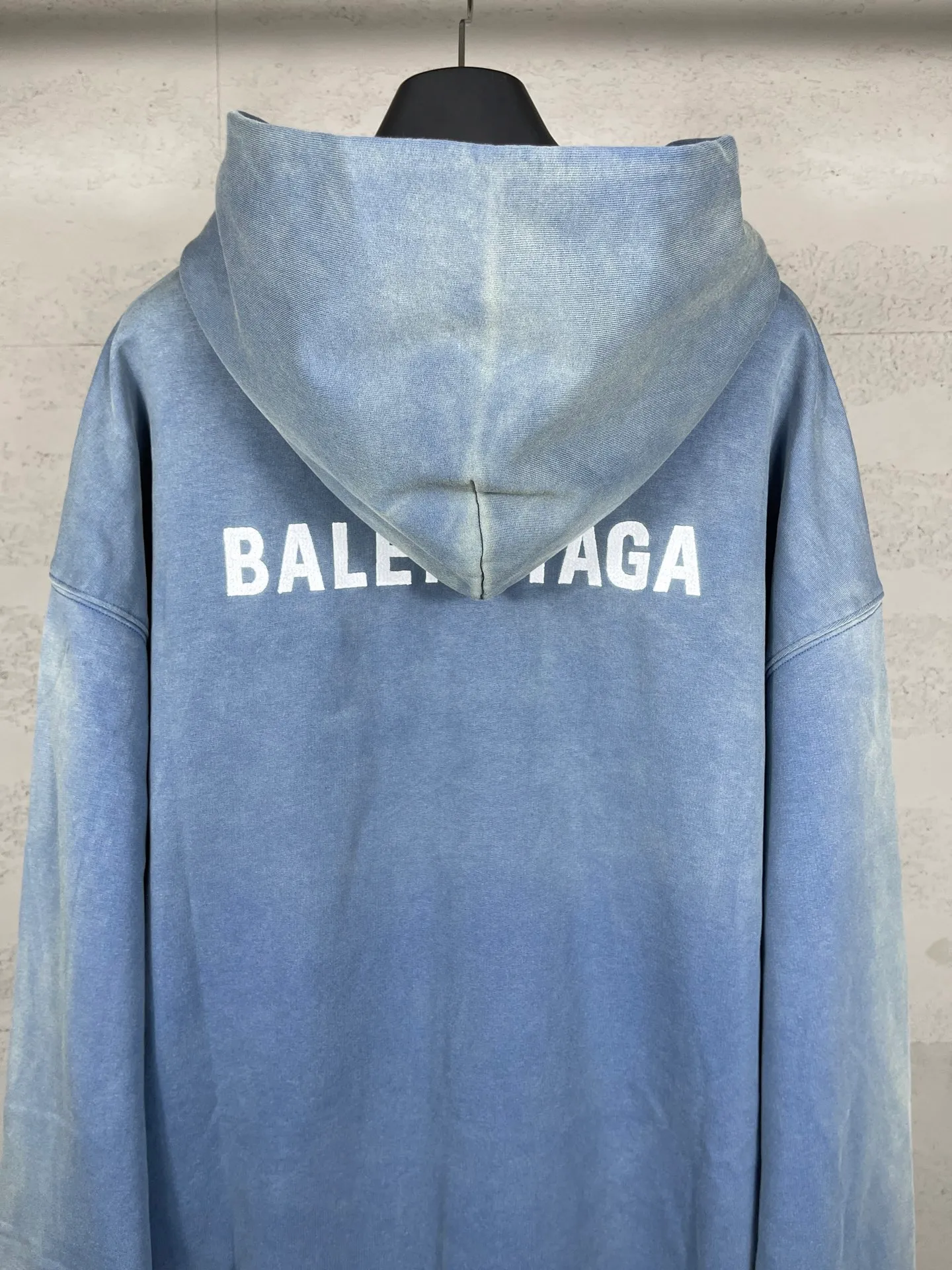 🅿️340 real photos [Top version. Official website quality] BALENCI*G*/25 new autumn and winter style. Washed and distressed hooded sweatshirt with Paris LOGO embroidered on the front and back. Ready-made garments are sprayed with horse wash to make them look old. The fabric adopts batik process. SS25 latest model. Research and development at the first time, different market currencies. Comparisons welcome. The fabric is made of Paris ZP custom-woven, custom-dyed and batik cotton sweatshirt. Weighing 460 grams, the cloth surface is clean. The cloth pattern is clear, soft and comfortable. The threads are dyed with no color difference. The embroidery is done with embroidery machines imported from Tajima, and the garments are washed and worn to make them look old. Jubie market currency. Welcome to compare. The version adopts OS loose shoulder style. Same style for men and women. Code: BL259935 Color: washed purple, washed blue Size: XS S M L
