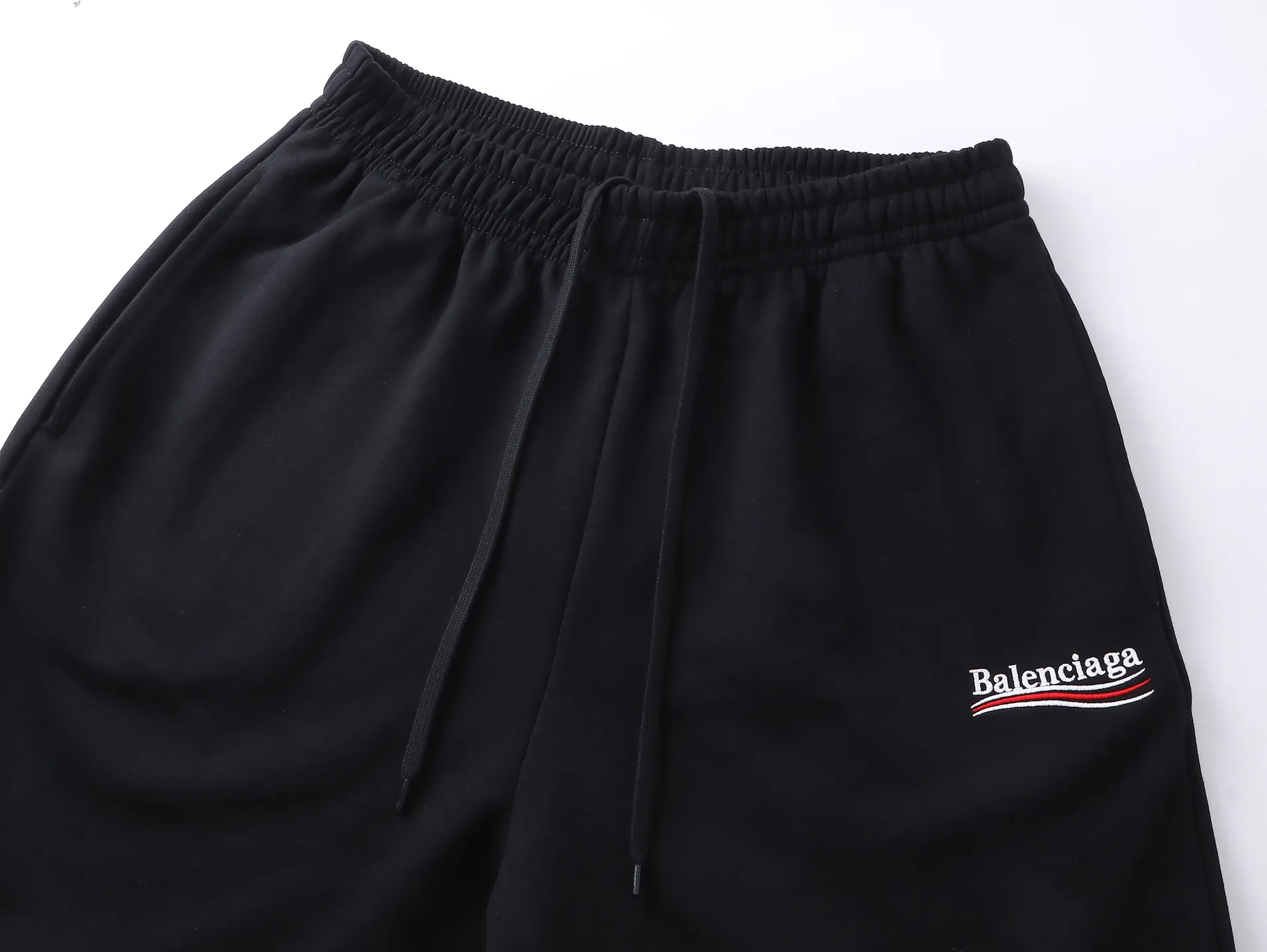 🅿️210 real photos [Top version. Official website quality] BALENCI*GA/Paris. New model. Shorts with classic LOGO embroidery of Ocean Splash. Synchronized with brick cabinets. Developed as authentic products at the first time, please print and compare! The fabric is made of Paris ZP custom-woven and dyed 100% cotton terry sweatshirt. The weight is 460 grams. The cloth surface is clean. The cloth pattern is clear and the hand feels soft and comfortable. The embroidery uses an imported Tajima embroidery machine. The letters are clear and the effect is three-dimensional. The version adopts a loose version. Same style for men and women. Code: BL257009 Color: black, rice apricot, floral gray Size: XS S M L