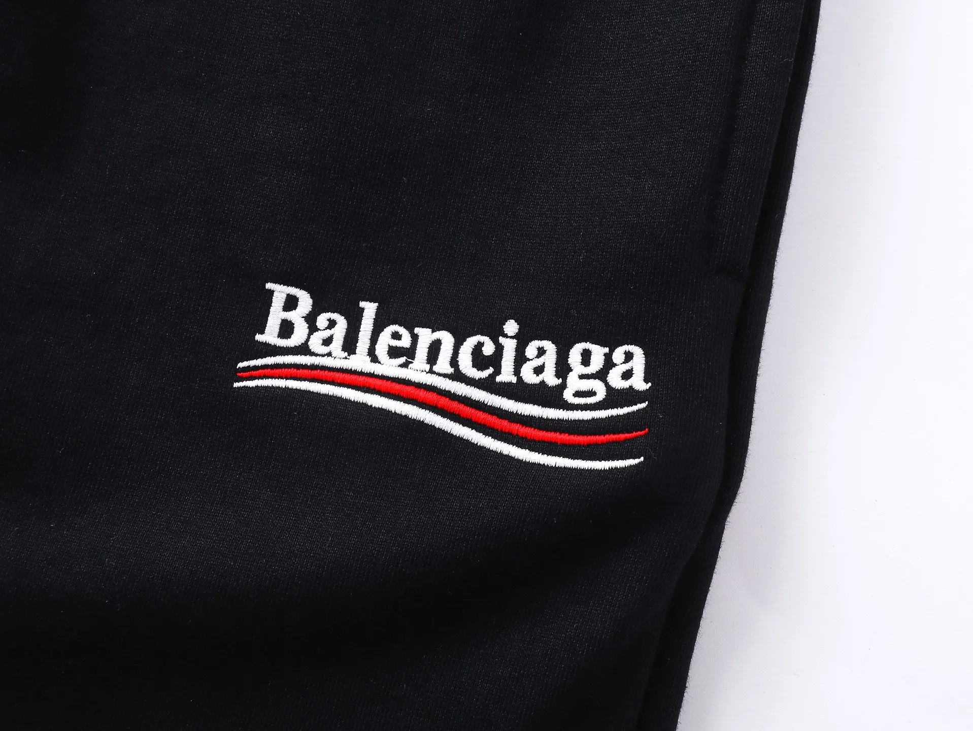 🅿️210 real photos [Top version. Official website quality] BALENCI*GA/Paris. New model. Shorts with classic LOGO embroidery of Ocean Splash. Synchronized with brick cabinets. Developed as authentic products at the first time, please print and compare! The fabric is made of Paris ZP custom-woven and dyed 100% cotton terry sweatshirt. The weight is 460 grams. The cloth surface is clean. The cloth pattern is clear and the hand feels soft and comfortable. The embroidery uses an imported Tajima embroidery machine. The letters are clear and the effect is three-dimensional. The version adopts a loose version. Same style for men and women. Code: BL257009 Color: black, rice apricot, floral gray Size: XS S M L