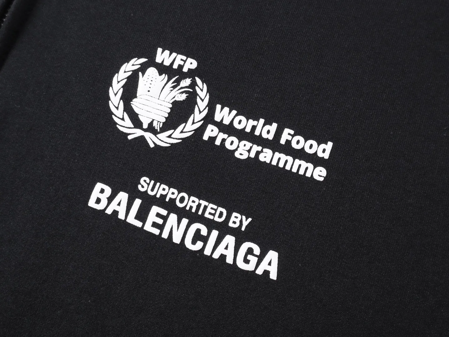 🅿️390 - BALENCI*GA Paris Food Agency co-branded hooded zipper sweatshirt. The pattern is printed with environmentally friendly foam glue. Customized matching hardware. The letters are clear. The effect is three-dimensional. Exclusively matched to the pattern, woven and dyed 460g fabric. Threads are dyed in the same vat with zero color difference. Brick cabinet synchronization. Welcome to compare. Same style for men and women -Color: black -SIZE: Xs S M L Style number 8976#