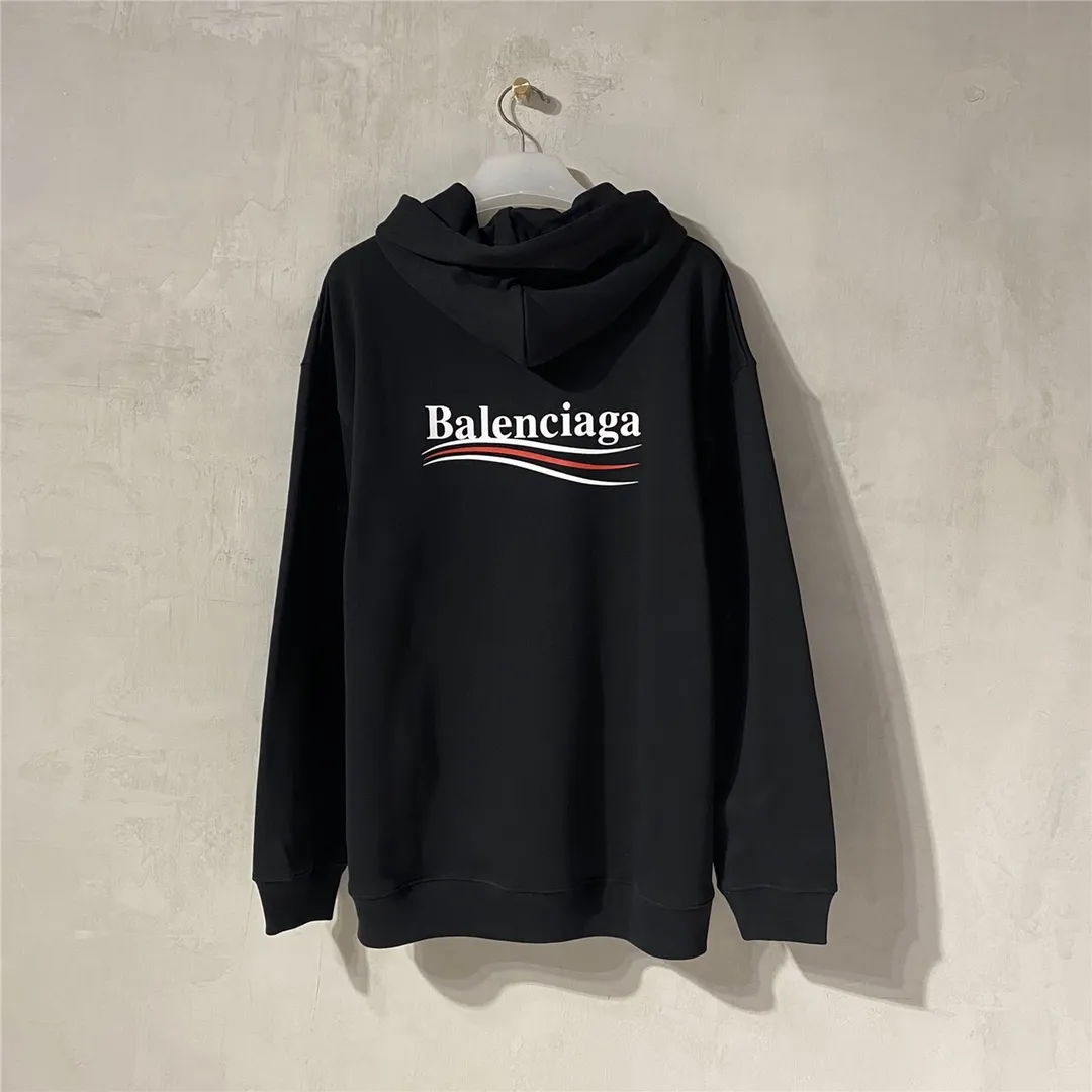 The top tested version of Balenciaga BALENCIAGA classic cola wave print hooded sweatshirt, developed from the original ZP version, 1:1 customized accessories and packaging (including logo Sydney paper + new master mark + washing + tag). The entire sweatshirt is made of 460g pure cotton large terry, and the water-resistant weight can reach 490, giving it a full sense of thickness. The printing uses the Israeli Kornit digital direct-injection process. The dye is added with 0.028 granular nano-plastics. When sprayed on the fabric, it has strong adhesion and is not afraid of strong washing and exposure (it is recommended to take care of the clothes), ensuring that the printing will not fall off after wearing. Customized washing, labeling, accessories, and hardware can reach professional standards. Whole piece of clothing, hat string, threaded fabric, produced in the same vat, 0 color difference, color: black, size: XS-L P:430