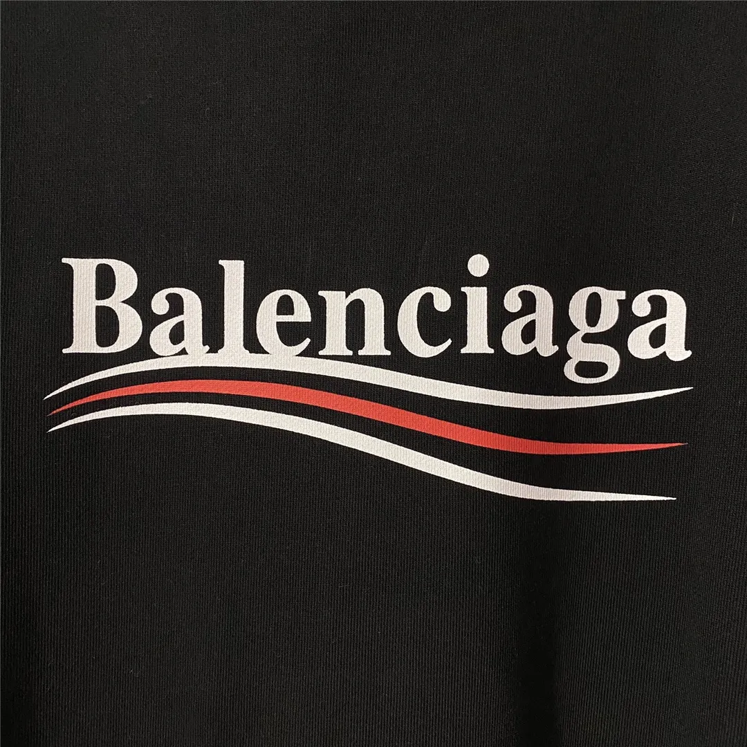 The top tested version of Balenciaga BALENCIAGA classic cola wave print hooded sweatshirt, developed from the original ZP version, 1:1 customized accessories and packaging (including logo Sydney paper + new master mark + washing + tag). The entire sweatshirt is made of 460g pure cotton large terry, and the water-resistant weight can reach 490, giving it a full sense of thickness. The printing uses the Israeli Kornit digital direct-injection process. The dye is added with 0.028 granular nano-plastics. When sprayed on the fabric, it has strong adhesion and is not afraid of strong washing and exposure (it is recommended to take care of the clothes), ensuring that the printing will not fall off after wearing. Customized washing, labeling, accessories, and hardware can reach professional standards. Whole piece of clothing, hat string, threaded fabric, produced in the same vat, 0 color difference, color: black, size: XS-L P:430