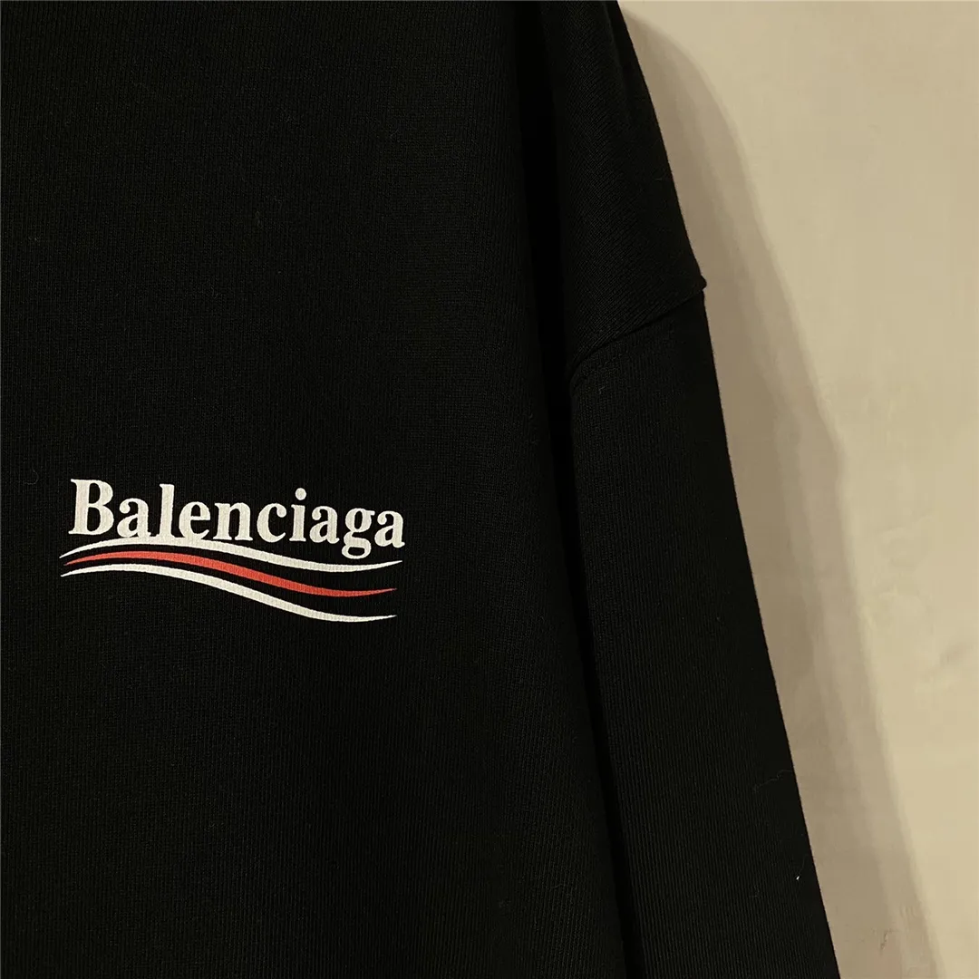 The top tested version of Balenciaga BALENCIAGA classic cola wave print hooded sweatshirt, developed from the original ZP version, 1:1 customized accessories and packaging (including logo Sydney paper + new master mark + washing + tag). The entire sweatshirt is made of 460g pure cotton large terry, and the water-resistant weight can reach 490, giving it a full sense of thickness. The printing uses the Israeli Kornit digital direct-injection process. The dye is added with 0.028 granular nano-plastics. When sprayed on the fabric, it has strong adhesion and is not afraid of strong washing and exposure (it is recommended to take care of the clothes), ensuring that the printing will not fall off after wearing. Customized washing, labeling, accessories, and hardware can reach professional standards. Whole piece of clothing, hat string, threaded fabric, produced in the same vat, 0 color difference, color: black, size: XS-L P:430