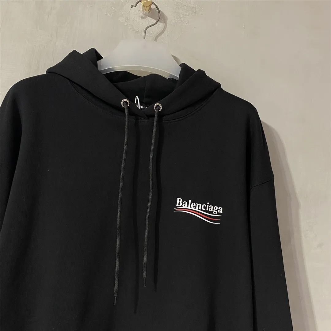 The top tested version of Balenciaga BALENCIAGA classic cola wave print hooded sweatshirt, developed from the original ZP version, 1:1 customized accessories and packaging (including logo Sydney paper + new master mark + washing + tag). The entire sweatshirt is made of 460g pure cotton large terry, and the water-resistant weight can reach 490, giving it a full sense of thickness. The printing uses the Israeli Kornit digital direct-injection process. The dye is added with 0.028 granular nano-plastics. When sprayed on the fabric, it has strong adhesion and is not afraid of strong washing and exposure (it is recommended to take care of the clothes), ensuring that the printing will not fall off after wearing. Customized washing, labeling, accessories, and hardware can reach professional standards. Whole piece of clothing, hat string, threaded fabric, produced in the same vat, 0 color difference, color: black, size: XS-L P:430