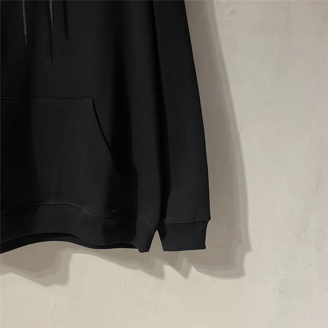 The top tested version of Balenciaga BALENCIAGA classic cola wave print hooded sweatshirt, developed from the original ZP version, 1:1 customized accessories and packaging (including logo Sydney paper + new master mark + washing + tag). The entire sweatshirt is made of 460g pure cotton large terry, and the water-resistant weight can reach 490, giving it a full sense of thickness. The printing uses the Israeli Kornit digital direct-injection process. The dye is added with 0.028 granular nano-plastics. When sprayed on the fabric, it has strong adhesion and is not afraid of strong washing and exposure (it is recommended to take care of the clothes), ensuring that the printing will not fall off after wearing. Customized washing, labeling, accessories, and hardware can reach professional standards. Whole piece of clothing, hat string, threaded fabric, produced in the same vat, 0 color difference, color: black, size: XS-L P:430