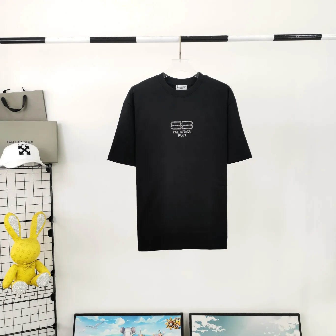 Top tested version of Balenciaga Balenciaga lock new logo hot diamond men and women couple star same style pure cotton short-sleeved T-shirt Imported hot diamond technology The complexity of the layout can be seen in the picture Swarovski rhinestones are full of gloss Distinguish the difference between the market and the original version 32s240g double yarn combed cotton fabric Three standards for large quantities + code number sticker + dustproof paper with logo Color: black pink Size: Xs-L P: 270