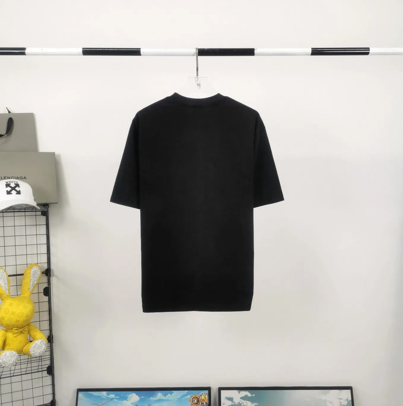Top tested version of Balenciaga Balenciaga lock new logo hot diamond men and women couple star same style pure cotton short-sleeved T-shirt Imported hot diamond technology The complexity of the layout can be seen in the picture Swarovski rhinestones are full of gloss Distinguish the difference between the market and the original version 32s240g double yarn combed cotton fabric Three standards for large quantities + code number sticker + dustproof paper with logo Color: black pink Size: Xs-L P: 270