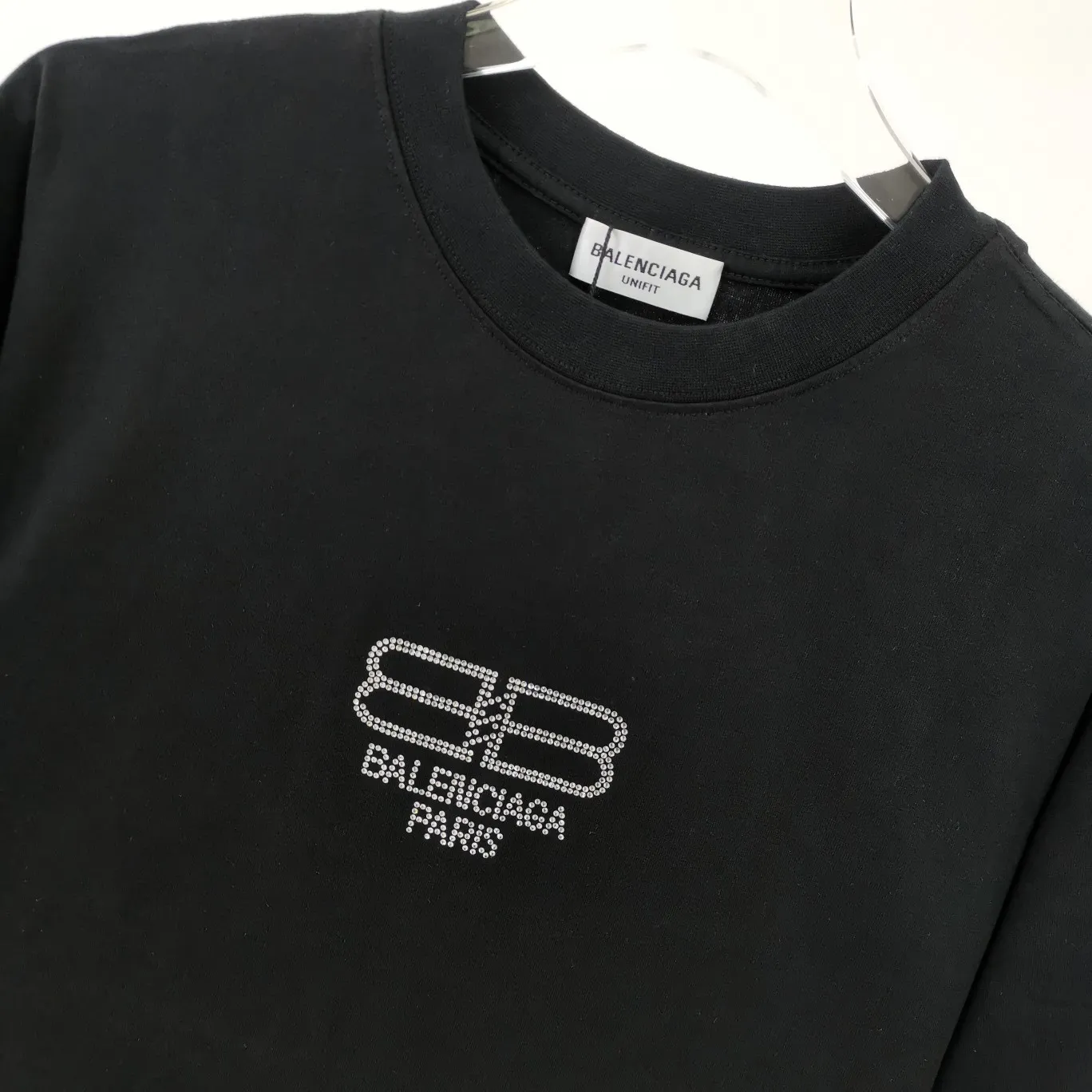 Top tested version of Balenciaga Balenciaga lock new logo hot diamond men and women couple star same style pure cotton short-sleeved T-shirt Imported hot diamond technology The complexity of the layout can be seen in the picture Swarovski rhinestones are full of gloss Distinguish the difference between the market and the original version 32s240g double yarn combed cotton fabric Three standards for large quantities + code number sticker + dustproof paper with logo Color: black pink Size: Xs-L P: 270
