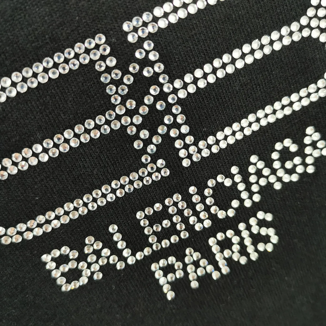 Top tested version of Balenciaga Balenciaga lock new logo hot diamond men and women couple star same style pure cotton short-sleeved T-shirt Imported hot diamond technology The complexity of the layout can be seen in the picture Swarovski rhinestones are full of gloss Distinguish the difference between the market and the original version 32s240g double yarn combed cotton fabric Three standards for large quantities + code number sticker + dustproof paper with logo Color: black pink Size: Xs-L P: 270