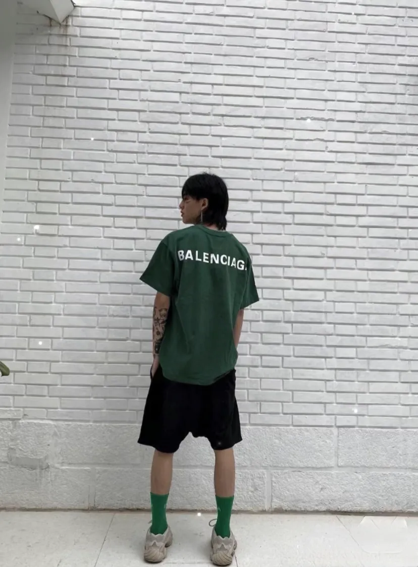 ♻️💯Upper body reference model picture❤️The top-notch proven version of BALENCIAGA with large LOGO on the back and basic letters, pure cotton loose, same style for male and female couples, trendy brand high-end short-sleeved T-shirt, the god of simplicity in Paris, a volume sought after by many stars. Lisa’s favorite basic short-sleeved Paris style, which has a very high appearance rate. Wear alone, paired with jeans, shorts, and sweatpants, it's a versatile style. Xiaohongshu, a hot item on INS, a must-have for Paris fans. The logo slogan on the back is made of Tajima embroidery technology. Please pay attention to the importance of the version. Don't make a pattern based on the pictures. If you don't have the original version, you won't be able to make it look one to one like the original version. At most, you can just make a look. It's just a piece of clothing without a soul. The fabric is made of 24S 260g double yarn pure cotton fabric. The threads and fabric are custom woven and dyed in the same style, without color difference.  A complete set of customized tags, collar tags, washed, plastic bags, and most importantly, a complete set of bags, tag codes, and codes are all authentic.  Color: White Black Royal Blue Apricot Floral Gray Pink Beige Chinese Red Deep Sea Blue Purple Size: XS-L P:250