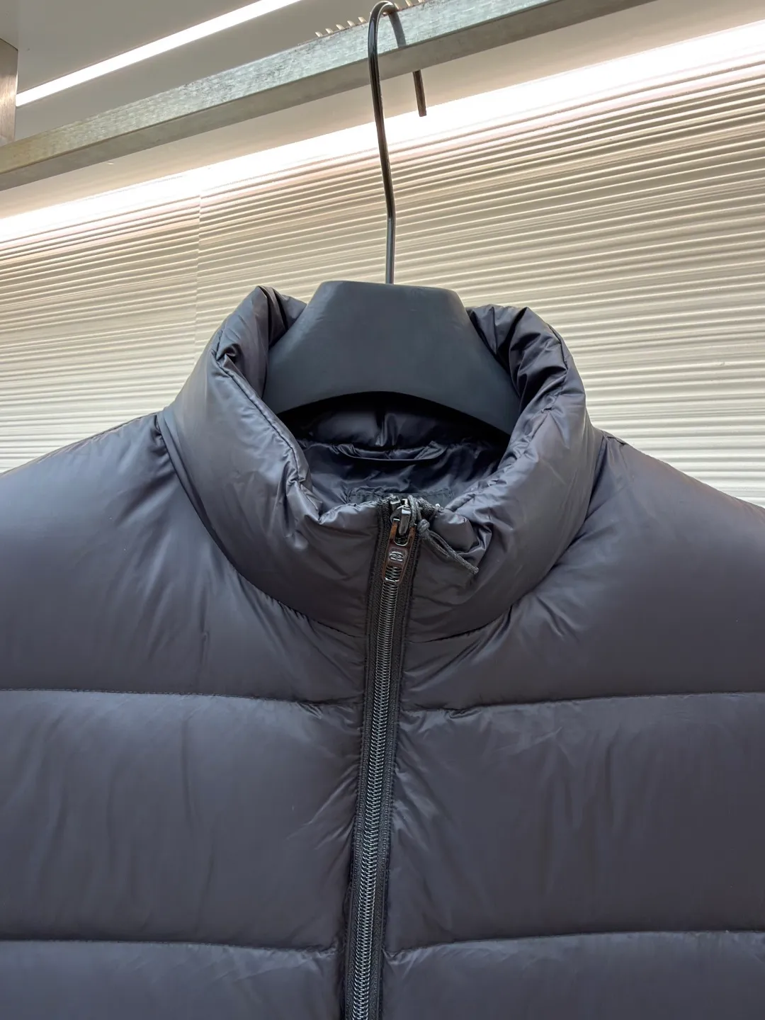 Balenciaga down vest with logo on the back ●Item number: 1681927-B90 ●Material: white duck down fabric ●Technology: embroidery production ●Color: black ●Version: fitted version ●Weight: about 410 grams ●Size: S-M-L-XL ●Description: 1. Technical tear-proof fabric: Technical tear-proof fabric is used to ensure the durability and safety of clothing in outdoor sports such as skiing, and effectively prevent damage caused by accidental tearing. The unique high stand-up collar design provides better neck warmth and enhances head warmth and comfort. Sufficient pocket design: Equipped with multiple pockets, it is not only convenient to store various small items needed for skiing, but also increases the practicality and convenience of clothing. Waterproof and warm performance: The specially treated fabric has good waterproof performance and can keep the interior dry even in rain or snow. At the same time, the filling is made of high-quality materials to ensure excellent warmth retention. Brand characteristics and design sense: As the first down product produced by Balenciaga, it shows unique fashion charm. Balenciaga's ultimate pursuit of details is also reflected in this down jacket. Whether it is the choice of zippers, buttons or other accessories, it reflects the brand's exquisite craftsmanship and high quality requirements. The overall wiring is straight and delicate, the fabric is comfortable and soft, and the color is consistent without color difference. It can be matched with the same style to create a fashionable look and control various occasions. Customized accessories, complete with three standards, same style for men and women!