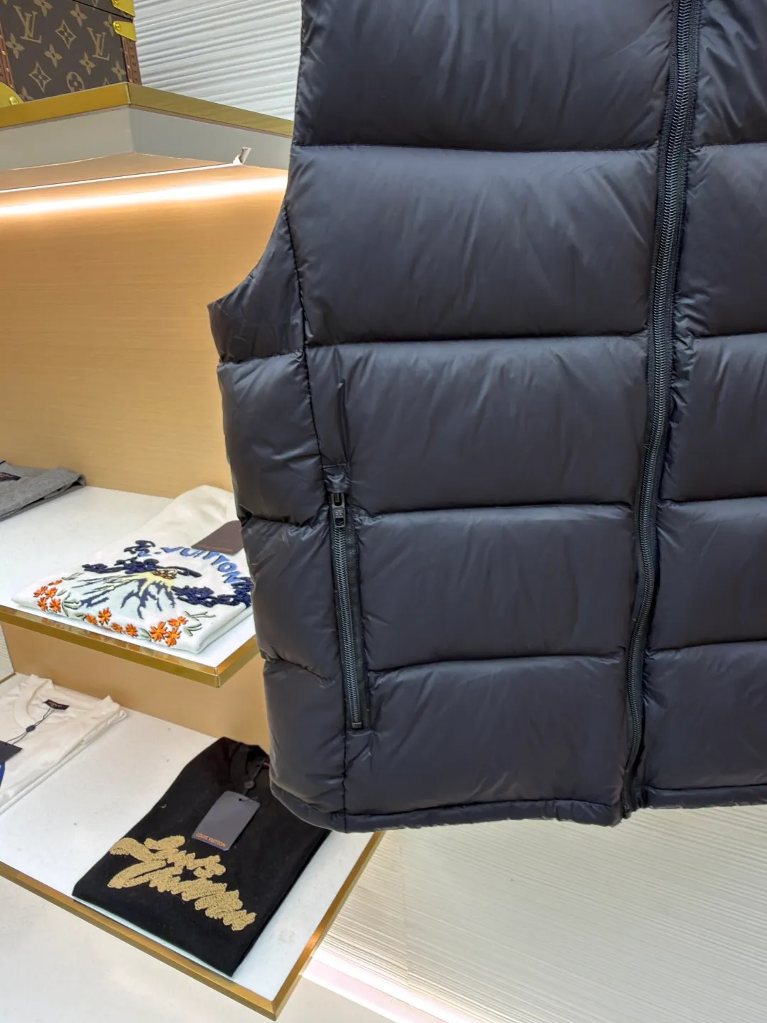 Balenciaga down vest with logo on the back ●Item number: 1681927-B90 ●Material: white duck down fabric ●Technology: embroidery production ●Color: black ●Version: fitted version ●Weight: about 410 grams ●Size: S-M-L-XL ●Description: 1. Technical tear-proof fabric: Technical tear-proof fabric is used to ensure the durability and safety of clothing in outdoor sports such as skiing, and effectively prevent damage caused by accidental tearing. The unique high stand-up collar design provides better neck warmth and enhances head warmth and comfort. Sufficient pocket design: Equipped with multiple pockets, it is not only convenient to store various small items needed for skiing, but also increases the practicality and convenience of clothing. Waterproof and warm performance: The specially treated fabric has good waterproof performance and can keep the interior dry even in rain or snow. At the same time, the filling is made of high-quality materials to ensure excellent warmth retention. Brand characteristics and design sense: As the first down product produced by Balenciaga, it shows unique fashion charm. Balenciaga's ultimate pursuit of details is also reflected in this down jacket. Whether it is the choice of zippers, buttons or other accessories, it reflects the brand's exquisite craftsmanship and high quality requirements. The overall wiring is straight and delicate, the fabric is comfortable and soft, and the color is consistent without color difference. It can be matched with the same style to create a fashionable look and control various occasions. Customized accessories, complete with three standards, same style for men and women!