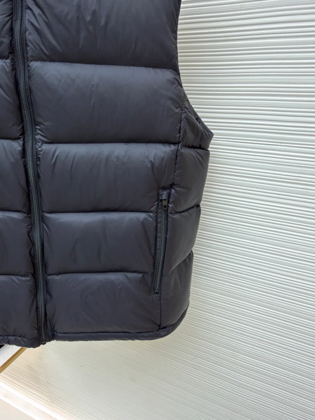 Balenciaga down vest with logo on the back ●Item number: 1681927-B90 ●Material: white duck down fabric ●Technology: embroidery production ●Color: black ●Version: fitted version ●Weight: about 410 grams ●Size: S-M-L-XL ●Description: 1. Technical tear-proof fabric: Technical tear-proof fabric is used to ensure the durability and safety of clothing in outdoor sports such as skiing, and effectively prevent damage caused by accidental tearing. The unique high stand-up collar design provides better neck warmth and enhances head warmth and comfort. Sufficient pocket design: Equipped with multiple pockets, it is not only convenient to store various small items needed for skiing, but also increases the practicality and convenience of clothing. Waterproof and warm performance: The specially treated fabric has good waterproof performance and can keep the interior dry even in rain or snow. At the same time, the filling is made of high-quality materials to ensure excellent warmth retention. Brand characteristics and design sense: As the first down product produced by Balenciaga, it shows unique fashion charm. Balenciaga's ultimate pursuit of details is also reflected in this down jacket. Whether it is the choice of zippers, buttons or other accessories, it reflects the brand's exquisite craftsmanship and high quality requirements. The overall wiring is straight and delicate, the fabric is comfortable and soft, and the color is consistent without color difference. It can be matched with the same style to create a fashionable look and control various occasions. Customized accessories, complete with three standards, same style for men and women!