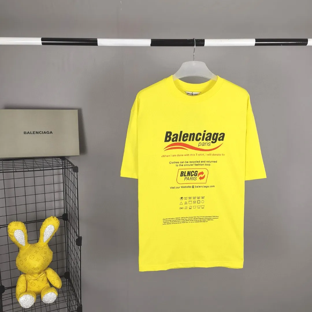 The top tested version of Balenciaga's environmentally friendly logo arrow three-color loose breathable cotton short-sleeved T-shirt BLCG is one of the most influential brands in the fashion industry. Founded in 1919 by Cristóbal Balenciaga and settled in Paris in 1936, he led many important fashion movements between 1930 and 1968. The representative ready-to-wear series reflects the identity of the brand - Fabric: Made of 32-count double yarn, 260-gram weight fabric, imported knitted needle carded cotton, with moderate thickness, drape and contour - The front printing screen plate is hand-printed, and the 3D full-color scanned pattern is made into film to ensure the highest degree of printing pattern restoration. The upper and lower LOGO printing has a strong touch texture. The printing material uses environmentally friendly active water slurry and anti-sublimation liquid as the base. The garment is resistant to washing and does not desizing. Color: off-white, fluorescent yellow, navy blue Size: XS-L P:250