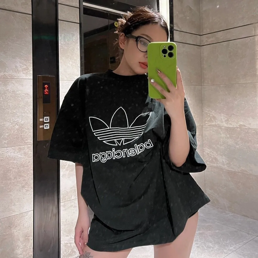 🎀Hot model picture🎀Top tested version BALENCIAGA/ADIDAS Balenciaga co-branded Adidas clover 23SS printed pattern letter round neck short-sleeved T-shirt is a hot topic at the moment🔥Quality ceiling It seems to be a simple printing or embroidery, but it is not simple at all. 100% imported machine restoration. The details of the workmanship and fabrics are consistent with the original ones. Guaranteed no color difference with the counters. Feel free to compare. ⚠️Note that the threaded collars are all original collars of certain Paris and Paris, with high wrapping. The width of the collar and cabinets are accurate to millimeters. Thick collars are not easily deformed. The collars of high-end products are all restored to cabinets. This distinguishes the large collars of the world from ordinary garbage. ⚠️Different styles of washed wheat main wheat, including imported wheat, have different colors and codes. Really restore the counter. As we all know, Balenciaga's collar labels in each quarter have different English or different colors. This distinguishes fast food products with the same common main wheat, washed wheat. ⚠️Attention to workmanship, stitching at the neckline, no folds, smooth and natural, no overlapping lines, true restoration ⚠️The fabric is made of 250g Paris-specific double yarn, which is really incomparable with the ordinary version on the market. Correct printing details, correct double yarn high weight thread, correct packaging details, all-round restoration of workmanship, all-round restoration of packaging P:270 Color: black white green SIZE: XS-S-M-L