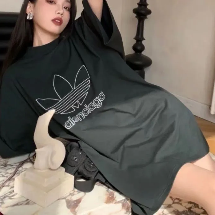 🎀Hot model picture🎀Top tested version BALENCIAGA/ADIDAS Balenciaga co-branded Adidas clover 23SS printed pattern letter round neck short-sleeved T-shirt is a hot topic at the moment🔥Quality ceiling It seems to be a simple printing or embroidery, but it is not simple at all. 100% imported machine restoration. The details of the workmanship and fabrics are consistent with the original ones. Guaranteed no color difference with the counters. Feel free to compare. ⚠️Note that the threaded collars are all original collars of certain Paris and Paris, with high wrapping. The width of the collar and cabinets are accurate to millimeters. Thick collars are not easily deformed. The collars of high-end products are all restored to cabinets. This distinguishes the large collars of the world from ordinary garbage. ⚠️Different styles of washed wheat main wheat, including imported wheat, have different colors and codes. Really restore the counter. As we all know, Balenciaga's collar labels in each quarter have different English or different colors. This distinguishes fast food products with the same common main wheat, washed wheat. ⚠️Attention to workmanship, stitching at the neckline, no folds, smooth and natural, no overlapping lines, true restoration ⚠️The fabric is made of 250g Paris-specific double yarn, which is really incomparable with the ordinary version on the market. Correct printing details, correct double yarn high weight thread, correct packaging details, all-round restoration of workmanship, all-round restoration of packaging P:270 Color: black white green SIZE: XS-S-M-L