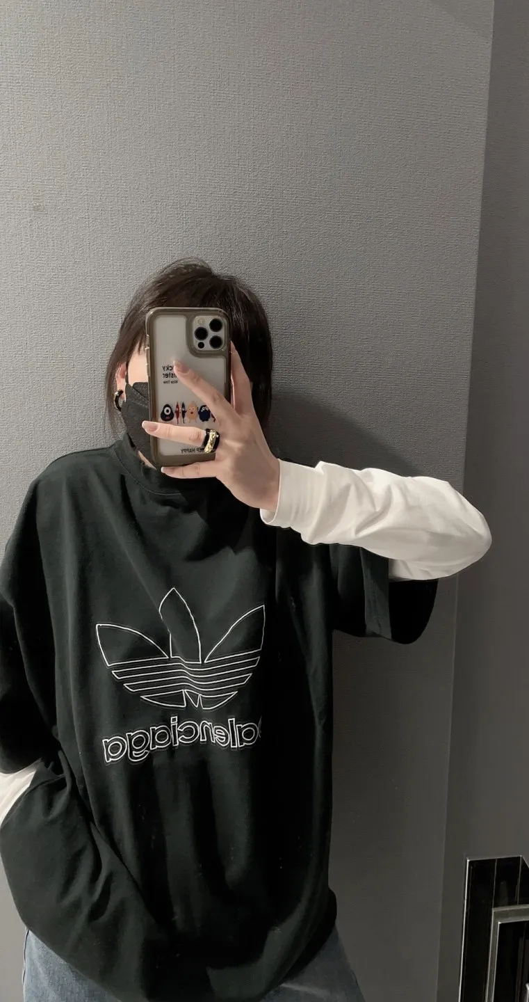 🎀Hot model picture🎀Top tested version BALENCIAGA/ADIDAS Balenciaga co-branded Adidas clover 23SS printed pattern letter round neck short-sleeved T-shirt is a hot topic at the moment🔥Quality ceiling It seems to be a simple printing or embroidery, but it is not simple at all. 100% imported machine restoration. The details of the workmanship and fabrics are consistent with the original ones. Guaranteed no color difference with the counters. Feel free to compare. ⚠️Note that the threaded collars are all original collars of certain Paris and Paris, with high wrapping. The width of the collar and cabinets are accurate to millimeters. Thick collars are not easily deformed. The collars of high-end products are all restored to cabinets. This distinguishes the large collars of the world from ordinary garbage. ⚠️Different styles of washed wheat main wheat, including imported wheat, have different colors and codes. Really restore the counter. As we all know, Balenciaga's collar labels in each quarter have different English or different colors. This distinguishes fast food products with the same common main wheat, washed wheat. ⚠️Attention to workmanship, stitching at the neckline, no folds, smooth and natural, no overlapping lines, true restoration ⚠️The fabric is made of 250g Paris-specific double yarn, which is really incomparable with the ordinary version on the market. Correct printing details, correct double yarn high weight thread, correct packaging details, all-round restoration of workmanship, all-round restoration of packaging P:270 Color: black white green SIZE: XS-S-M-L