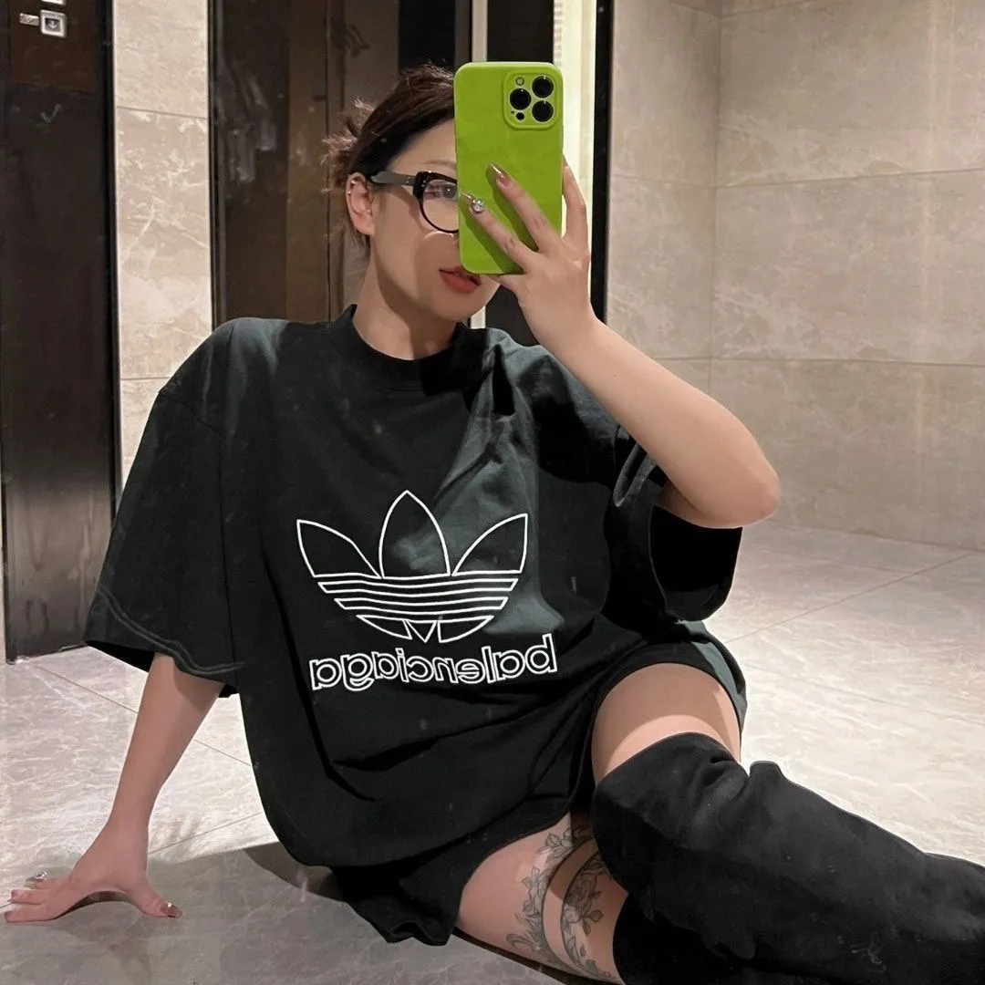 🎀Hot model picture🎀Top tested version BALENCIAGA/ADIDAS Balenciaga co-branded Adidas clover 23SS printed pattern letter round neck short-sleeved T-shirt is a hot topic at the moment🔥Quality ceiling It seems to be a simple printing or embroidery, but it is not simple at all. 100% imported machine restoration. The details of the workmanship and fabrics are consistent with the original ones. Guaranteed no color difference with the counters. Feel free to compare. ⚠️Note that the threaded collars are all original collars of certain Paris and Paris, with high wrapping. The width of the collar and cabinets are accurate to millimeters. Thick collars are not easily deformed. The collars of high-end products are all restored to cabinets. This distinguishes the large collars of the world from ordinary garbage. ⚠️Different styles of washed wheat main wheat, including imported wheat, have different colors and codes. Really restore the counter. As we all know, Balenciaga's collar labels in each quarter have different English or different colors. This distinguishes fast food products with the same common main wheat, washed wheat. ⚠️Attention to workmanship, stitching at the neckline, no folds, smooth and natural, no overlapping lines, true restoration ⚠️The fabric is made of 250g Paris-specific double yarn, which is really incomparable with the ordinary version on the market. Correct printing details, correct double yarn high weight thread, correct packaging details, all-round restoration of workmanship, all-round restoration of packaging P:270 Color: black white green SIZE: XS-S-M-L