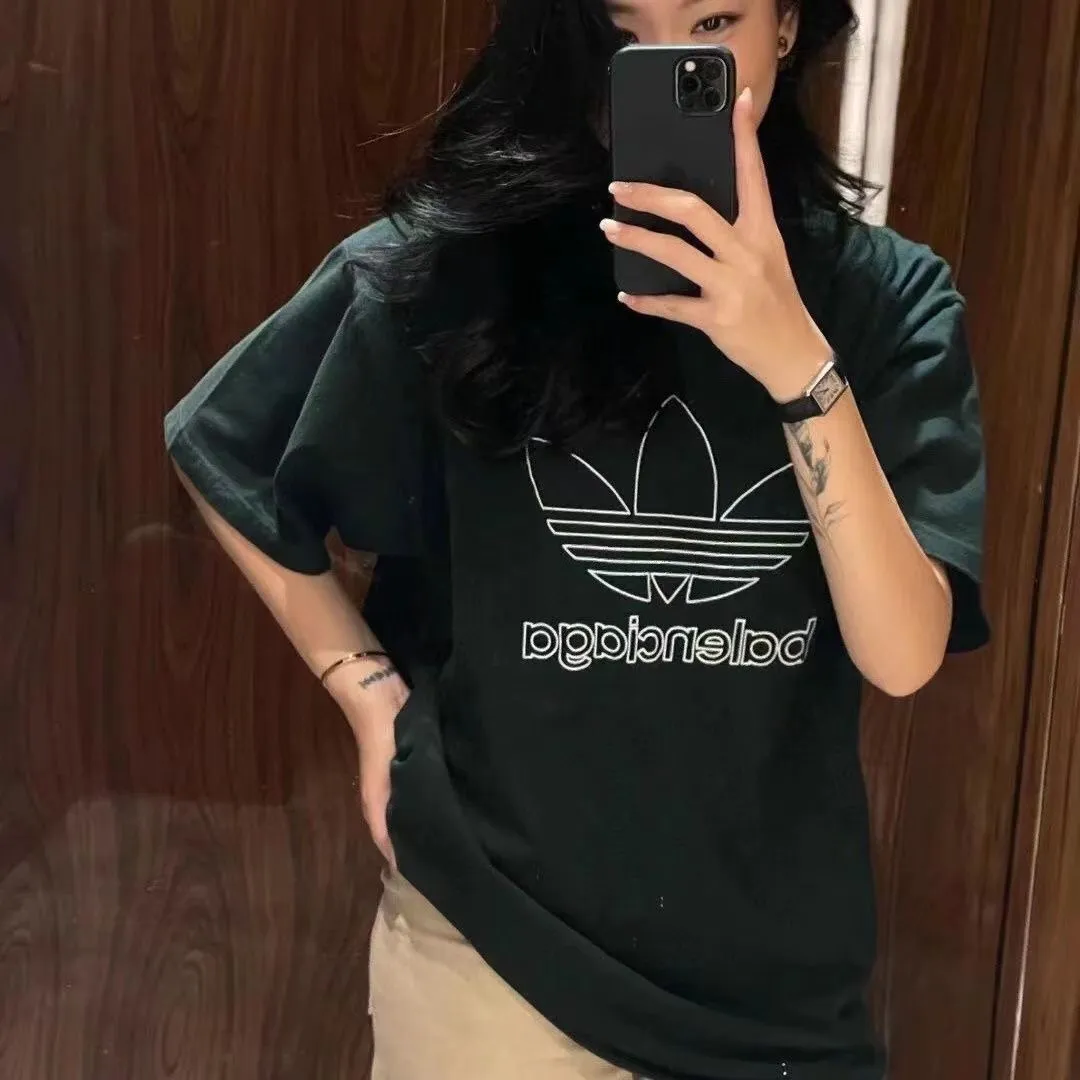 🎀Hot model picture🎀Top tested version BALENCIAGA/ADIDAS Balenciaga co-branded Adidas clover 23SS printed pattern letter round neck short-sleeved T-shirt is a hot topic at the moment🔥Quality ceiling It seems to be a simple printing or embroidery, but it is not simple at all. 100% imported machine restoration. The details of the workmanship and fabrics are consistent with the original ones. Guaranteed no color difference with the counters. Feel free to compare. ⚠️Note that the threaded collars are all original collars of certain Paris and Paris, with high wrapping. The width of the collar and cabinets are accurate to millimeters. Thick collars are not easily deformed. The collars of high-end products are all restored to cabinets. This distinguishes the large collars of the world from ordinary garbage. ⚠️Different styles of washed wheat main wheat, including imported wheat, have different colors and codes. Really restore the counter. As we all know, Balenciaga's collar labels in each quarter have different English or different colors. This distinguishes fast food products with the same common main wheat, washed wheat. ⚠️Attention to workmanship, stitching at the neckline, no folds, smooth and natural, no overlapping lines, true restoration ⚠️The fabric is made of 250g Paris-specific double yarn, which is really incomparable with the ordinary version on the market. Correct printing details, correct double yarn high weight thread, correct packaging details, all-round restoration of workmanship, all-round restoration of packaging P:270 Color: black white green SIZE: XS-S-M-L