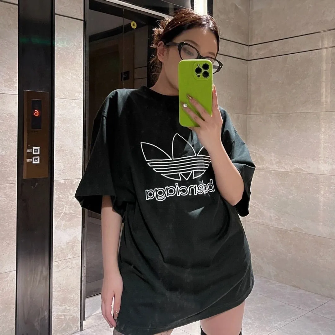 🎀Hot model picture🎀Top tested version BALENCIAGA/ADIDAS Balenciaga co-branded Adidas clover 23SS printed pattern letter round neck short-sleeved T-shirt is a hot topic at the moment🔥Quality ceiling It seems to be a simple printing or embroidery, but it is not simple at all. 100% imported machine restoration. The details of the workmanship and fabrics are consistent with the original ones. Guaranteed no color difference with the counters. Feel free to compare. ⚠️Note that the threaded collars are all original collars of certain Paris and Paris, with high wrapping. The width of the collar and cabinets are accurate to millimeters. Thick collars are not easily deformed. The collars of high-end products are all restored to cabinets. This distinguishes the large collars of the world from ordinary garbage. ⚠️Different styles of washed wheat main wheat, including imported wheat, have different colors and codes. Really restore the counter. As we all know, Balenciaga's collar labels in each quarter have different English or different colors. This distinguishes fast food products with the same common main wheat, washed wheat. ⚠️Attention to workmanship, stitching at the neckline, no folds, smooth and natural, no overlapping lines, true restoration ⚠️The fabric is made of 250g Paris-specific double yarn, which is really incomparable with the ordinary version on the market. Correct printing details, correct double yarn high weight thread, correct packaging details, all-round restoration of workmanship, all-round restoration of packaging P:270 Color: black white green SIZE: XS-S-M-L