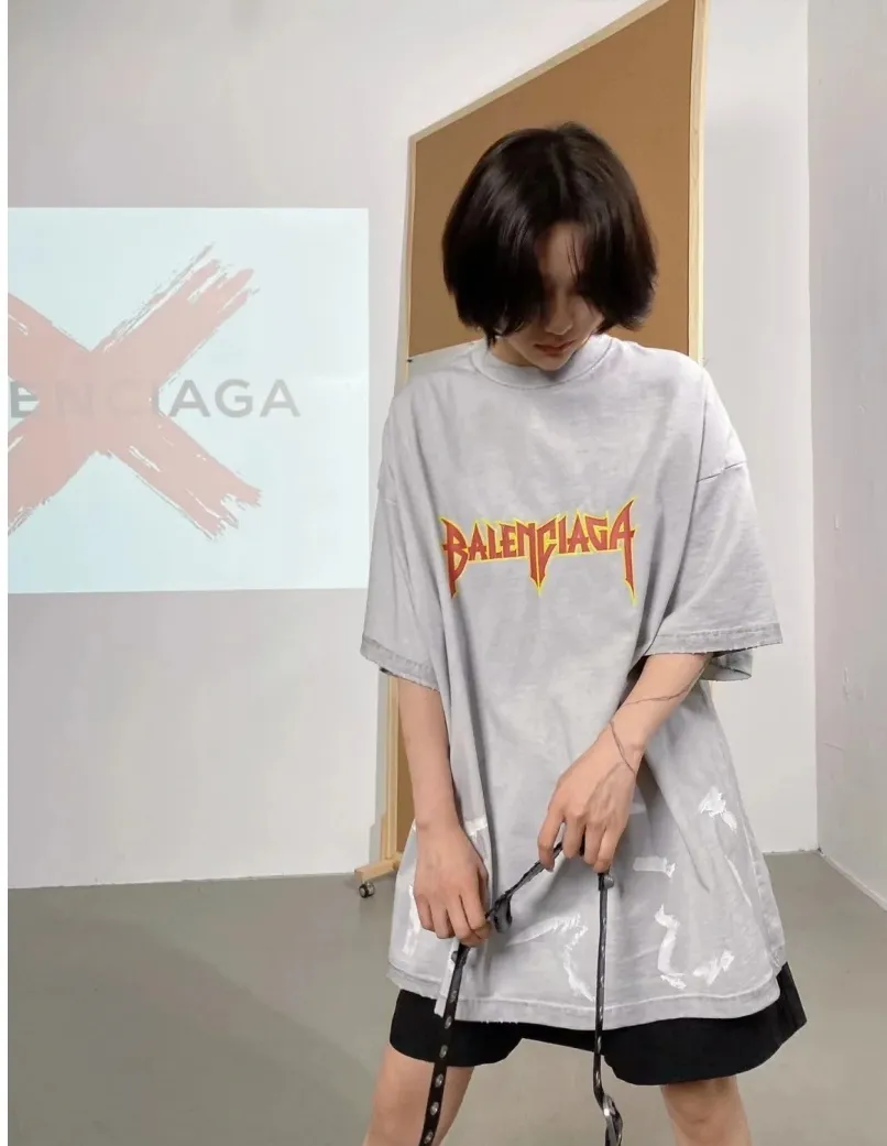 ♻️💯Reference model picture for the upper body❤The top tested version BALENCIAGA Balenciaga lightning flame burst pattern graffiti Xiao Yang's same style pure cotton short-sleeved T-shirt for male and female couple stars. The front printing has a rubber bursting effect. It uses imported transparent slurry to scrape the bottom to make the printing cracks feel even. You don’t have to worry about it falling off, as long as it’s not violently machine washed (it’s no problem at all to wash and dry it). The hem is artificially embellished with hand-painted prints, creating a French messy graffiti style! All holes on the body are manually worn and positioned. The holes are even and won't affect the overall structure of the clothes, and they won't get bigger with washing! The fabric is made of 260g Odel pure cotton, brand new, washed, and labeled. zp consistent synchronization. Size: XS-L Color: Silver White Blue Black P:280
