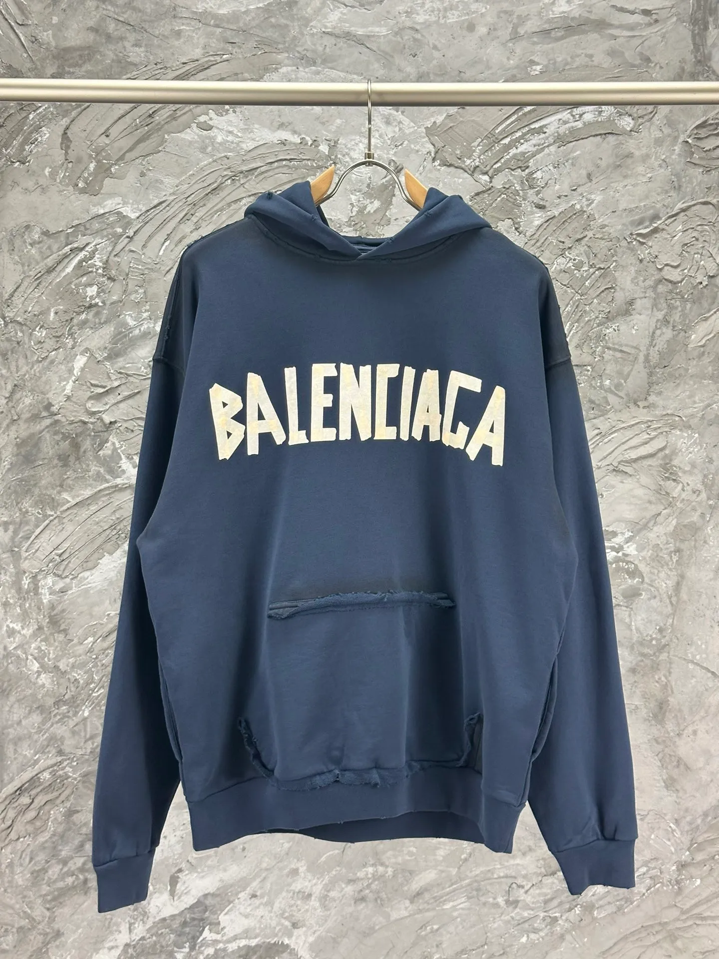 🅿️420 - BALENCI*GA 24ss Paris hot-selling tape hooded sweatshirt. The front and back panels are printed with tape direct printing. Many hand-made grinding. The ready-made clothes are washed and worn. The cloth surface is clean. The cloth pattern is clear, super heavy work. Soft and comfortable. Exclusively pattern-woven and dyed 450g fabric. Threads are dyed in the same vat with zero color difference. Different from the market currency. The version adopts os loose shoulder version. Welcome to compare, same style for men and women. -Color: Iron gray blue, Paris blue, washed black, burgundy, fluorescent yellow, green, khaki -SIZE: XS S M L style number 8912#