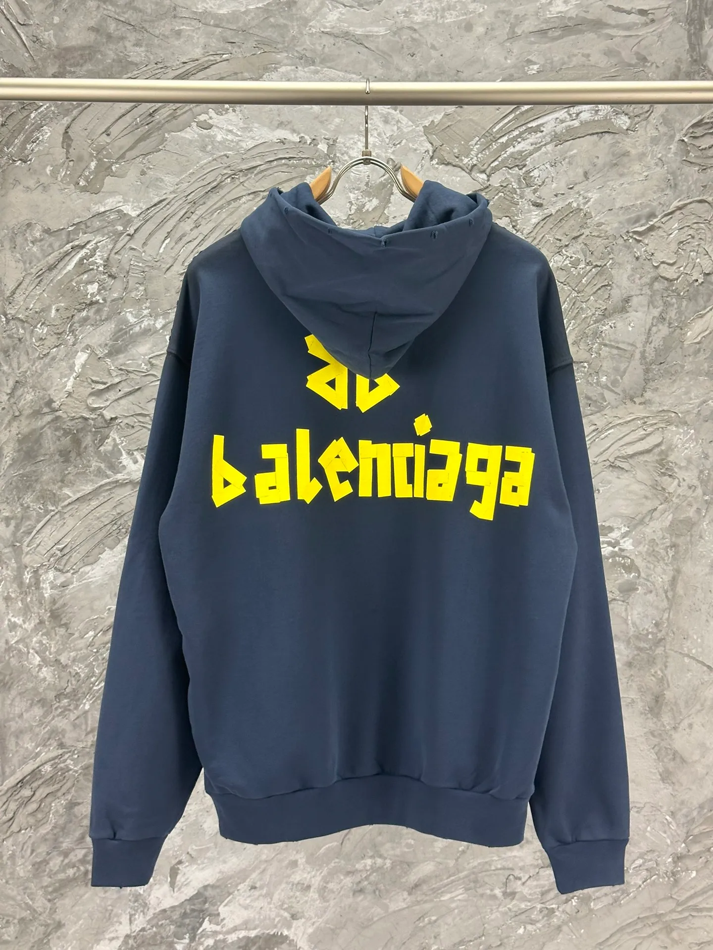 🅿️420 - BALENCI*GA 24ss Paris hot-selling tape hooded sweatshirt. The front and back panels are printed with tape direct printing. Many hand-made grinding. The ready-made clothes are washed and worn. The cloth surface is clean. The cloth pattern is clear, super heavy work. Soft and comfortable. Exclusively pattern-woven and dyed 450g fabric. Threads are dyed in the same vat with zero color difference. Different from the market currency. The version adopts os loose shoulder version. Welcome to compare, same style for men and women. -Color: Iron gray blue, Paris blue, washed black, burgundy, fluorescent yellow, green, khaki -SIZE: XS S M L style number 8912#