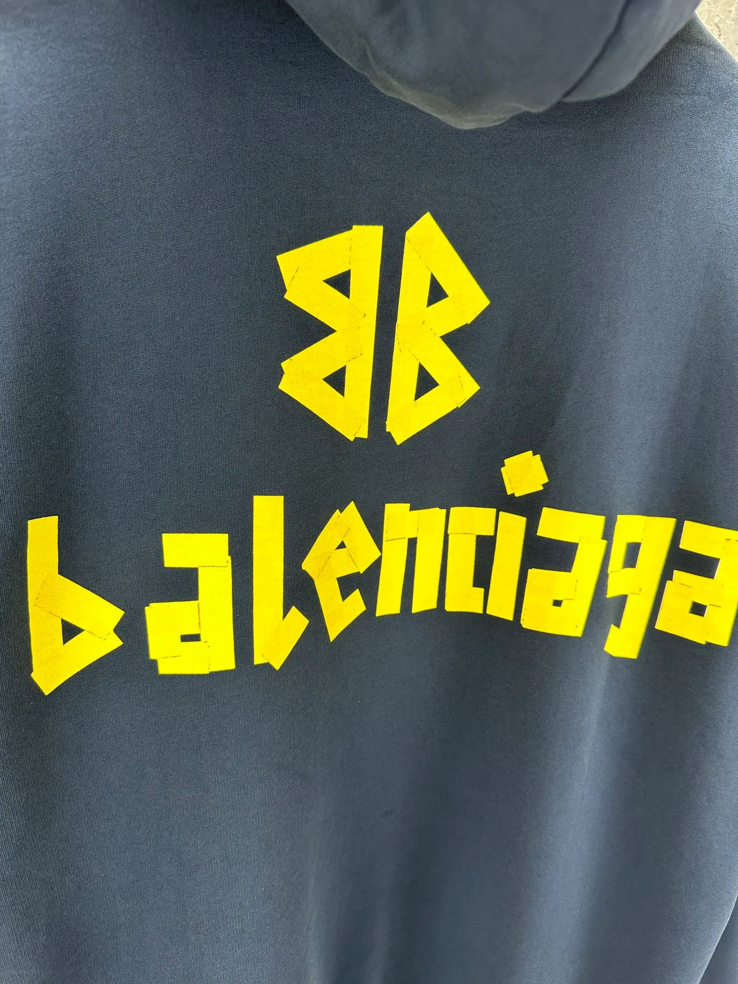 🅿️420 - BALENCI*GA 24ss Paris hot-selling tape hooded sweatshirt. The front and back panels are printed with tape direct printing. Many hand-made grinding. The ready-made clothes are washed and worn. The cloth surface is clean. The cloth pattern is clear, super heavy work. Soft and comfortable. Exclusively pattern-woven and dyed 450g fabric. Threads are dyed in the same vat with zero color difference. Different from the market currency. The version adopts os loose shoulder version. Welcome to compare, same style for men and women. -Color: Iron gray blue, Paris blue, washed black, burgundy, fluorescent yellow, green, khaki -SIZE: XS S M L style number 8912#