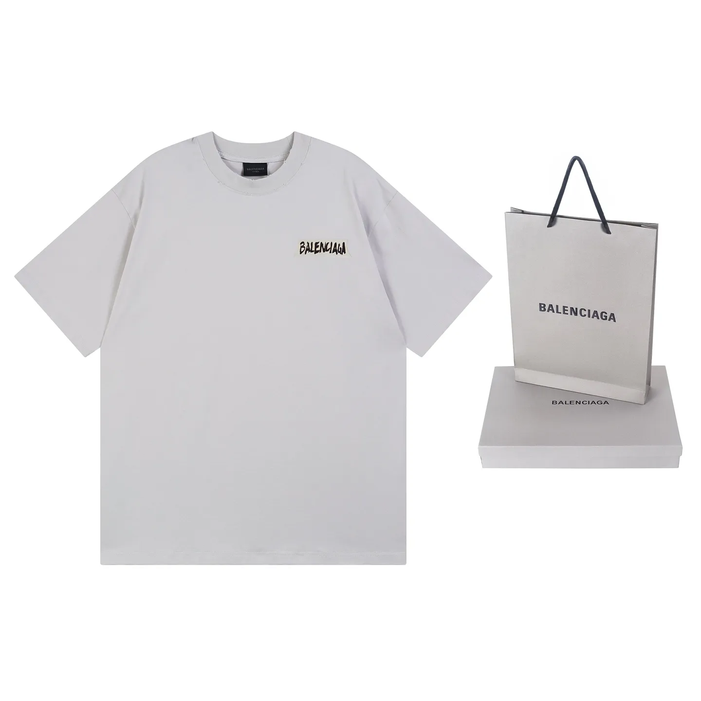 🅿️200 Actual Photos [Top version. Official website quality] BALENCI*GA/Paris.SS26 latest masking tape direct-injection printed ready-to-wear washed and distressed short-sleeved T-shirt. Brick cabinet synchronization. The fabric is made of Paris ZP custom-woven and dyed 100% cotton double yarn compact cotton. The weight is 260 grams, the cloth surface is clean. The cloth pattern is clear, soft and comfortable, and the thread is dyed with no color difference. The tape letter printing is printed with environmentally friendly imported materials. The letters are clear and the effect is three-dimensional. Restored brick cabinet. The garments were washed and aged, and polished by many hands. Produced by ultra-heavy craftsmanship, the market currency is very different, welcome to compare. The version adopts OS loose shoulder design. The same style for men and women. Code: BL253738 Color: Washed black, off-white Size: XS S M L