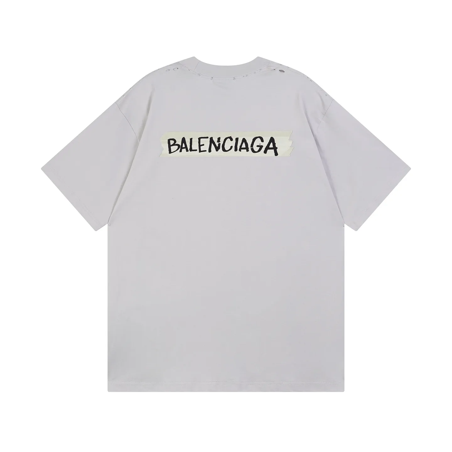 🅿️200 Actual Photos [Top version. Official website quality] BALENCI*GA/Paris.SS26 latest masking tape direct-injection printed ready-to-wear washed and distressed short-sleeved T-shirt. Brick cabinet synchronization. The fabric is made of Paris ZP custom-woven and dyed 100% cotton double yarn compact cotton. The weight is 260 grams, the cloth surface is clean. The cloth pattern is clear, soft and comfortable, and the thread is dyed with no color difference. The tape letter printing is printed with environmentally friendly imported materials. The letters are clear and the effect is three-dimensional. Restored brick cabinet. The garments were washed and aged, and polished by many hands. Produced by ultra-heavy craftsmanship, the market currency is very different, welcome to compare. The version adopts OS loose shoulder design. The same style for men and women. Code: BL253738 Color: Washed black, off-white Size: XS S M L