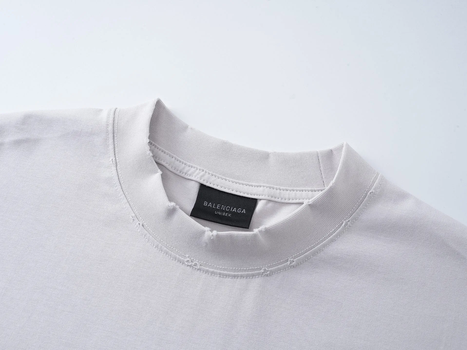 🅿️200 Actual Photos [Top version. Official website quality] BALENCI*GA/Paris.SS26 latest masking tape direct-injection printed ready-to-wear washed and distressed short-sleeved T-shirt. Brick cabinet synchronization. The fabric is made of Paris ZP custom-woven and dyed 100% cotton double yarn compact cotton. The weight is 260 grams, the cloth surface is clean. The cloth pattern is clear, soft and comfortable, and the thread is dyed with no color difference. The tape letter printing is printed with environmentally friendly imported materials. The letters are clear and the effect is three-dimensional. Restored brick cabinet. The garments were washed and aged, and polished by many hands. Produced by ultra-heavy craftsmanship, the market currency is very different, welcome to compare. The version adopts OS loose shoulder design. The same style for men and women. Code: BL253738 Color: Washed black, off-white Size: XS S M L