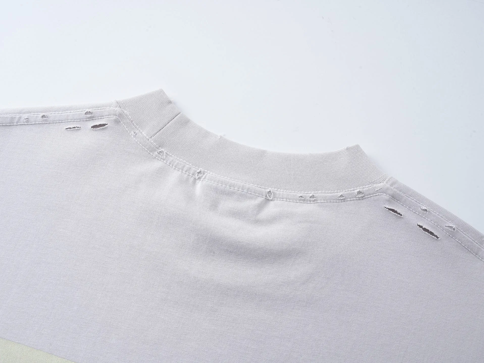 🅿️200 Actual Photos [Top version. Official website quality] BALENCI*GA/Paris.SS26 latest masking tape direct-injection printed ready-to-wear washed and distressed short-sleeved T-shirt. Brick cabinet synchronization. The fabric is made of Paris ZP custom-woven and dyed 100% cotton double yarn compact cotton. The weight is 260 grams, the cloth surface is clean. The cloth pattern is clear, soft and comfortable, and the thread is dyed with no color difference. The tape letter printing is printed with environmentally friendly imported materials. The letters are clear and the effect is three-dimensional. Restored brick cabinet. The garments were washed and aged, and polished by many hands. Produced by ultra-heavy craftsmanship, the market currency is very different, welcome to compare. The version adopts OS loose shoulder design. The same style for men and women. Code: BL253738 Color: Washed black, off-white Size: XS S M L