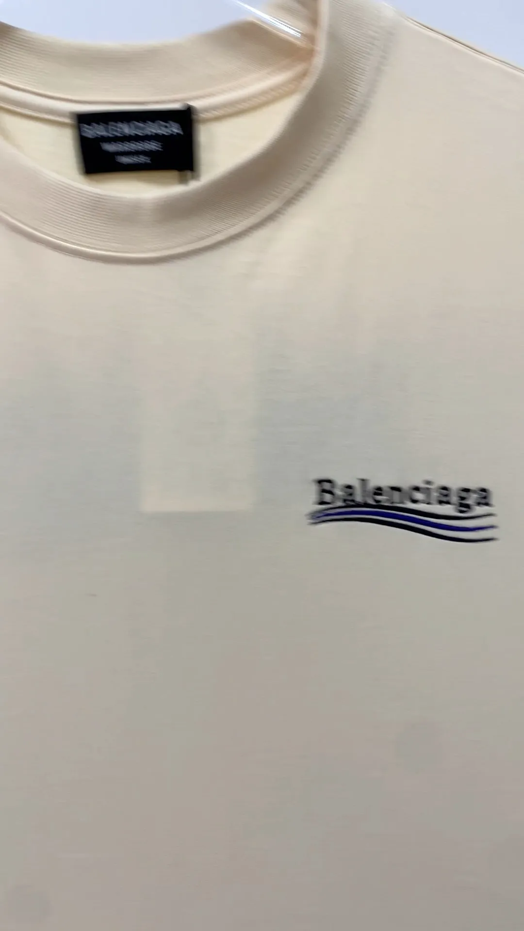Frontal real-shot video————The top tested version of Balenciaga BALENCIAGA Cola Mailang embroidered printed short-sleeved T-shirts of the same style for male and female couples stars. Three colors are available to ensure the same fabric as the original version, no color difference! Customized dyeing in a package! INS, Xiaohongshu’s popular style, classics that never fade away! The king of orders in Spain, the fried chicken is highly recommended! 32S 280g pure cotton double yarn fabric, comfortable and wide! Full of drape! The printing uses Tajima embroidery machine imported from Japan, which is known as the fighter among embroidery machines. The embroidery is meticulous, with no threads or skipped threads, the printing and embroidery are full and fine, and the letter spacing is consistent with ZP! Wearing it gives you full confidence and peace of mind! The labels and washes are all correct! On behalf of G at the same level! Consistent packaging at the counter!  Size: XS-L Color: Beige, taro purple, active gray, light hemp gray, beige P:260