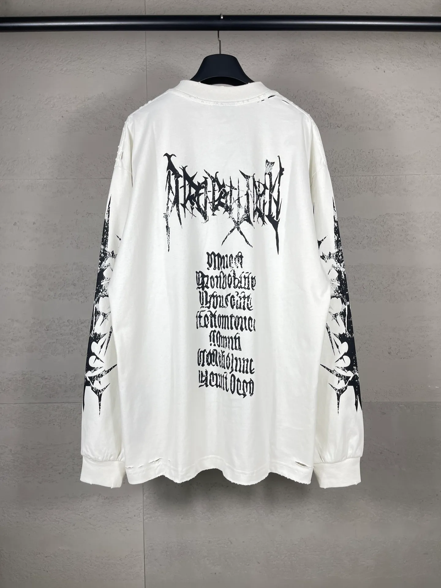 🅿️240 real photos [Top version. Official website quality] BALENCI*GA/Paris. SS25 latest classic LOGO art Sanskrit font cracked printed long-sleeved T-shirt. Ready-to-wear, washed, worn and worn. Brick cabinets are synchronized. Genuine products are developed at the first time, and you can print and compare! The fabric is made of Paris ZP custom-woven and dyed cotton double yarn. Weighing 260 grams, the cloth surface is clean. The cloth pattern is clear, soft and comfortable. The threads are dyed with no color difference. The printing uses environmentally friendly imported crack printing materials. The letters are clear and the effect is three-dimensional. The version adopts OS loose shoulder design. Same style for men and women. Code: BL235059 Color: gray and white Size: XS S M L