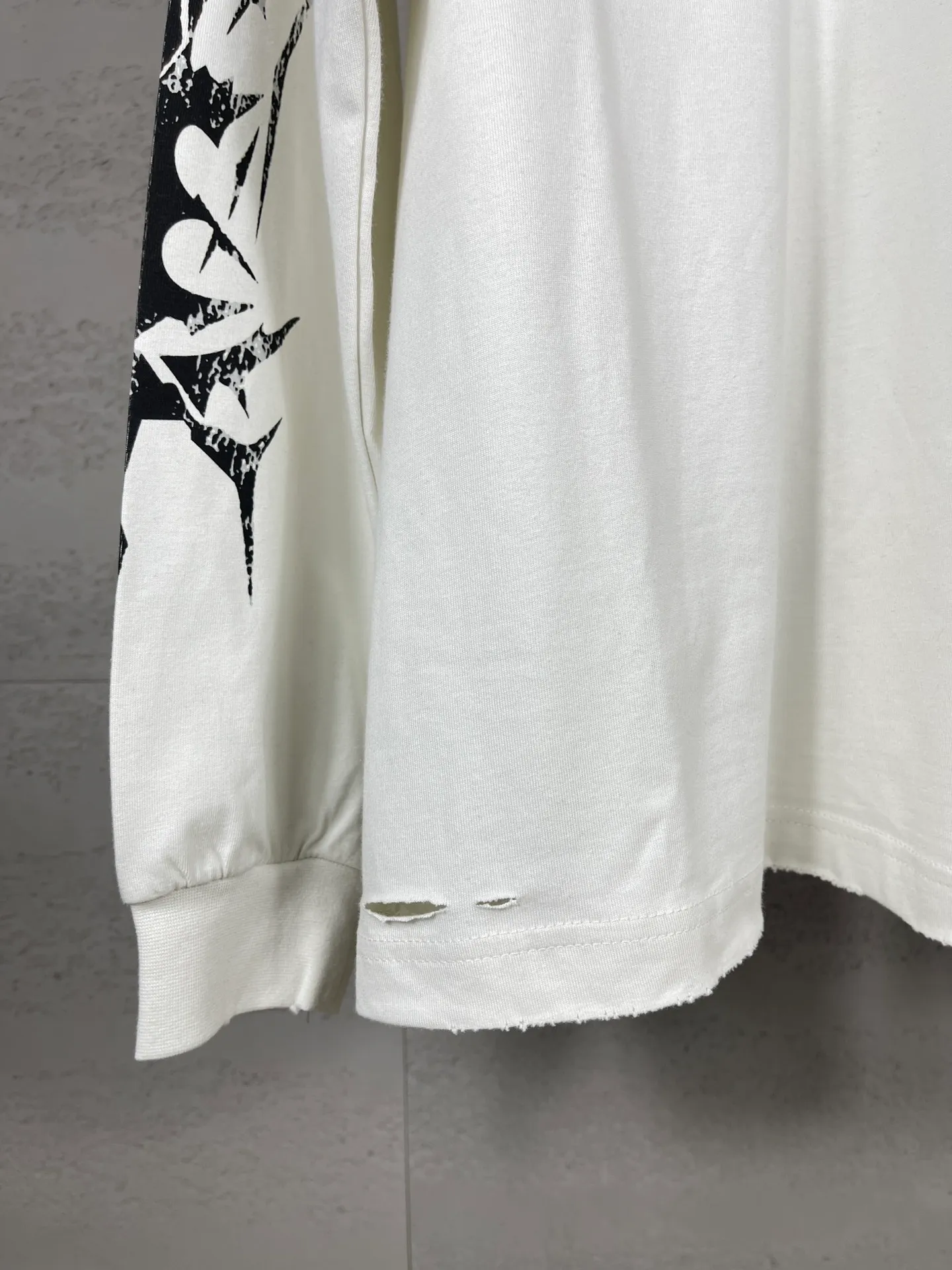 🅿️240 real photos [Top version. Official website quality] BALENCI*GA/Paris. SS25 latest classic LOGO art Sanskrit font cracked printed long-sleeved T-shirt. Ready-to-wear, washed, worn and worn. Brick cabinets are synchronized. Genuine products are developed at the first time, and you can print and compare! The fabric is made of Paris ZP custom-woven and dyed cotton double yarn. Weighing 260 grams, the cloth surface is clean. The cloth pattern is clear, soft and comfortable. The threads are dyed with no color difference. The printing uses environmentally friendly imported crack printing materials. The letters are clear and the effect is three-dimensional. The version adopts OS loose shoulder design. Same style for men and women. Code: BL235059 Color: gray and white Size: XS S M L