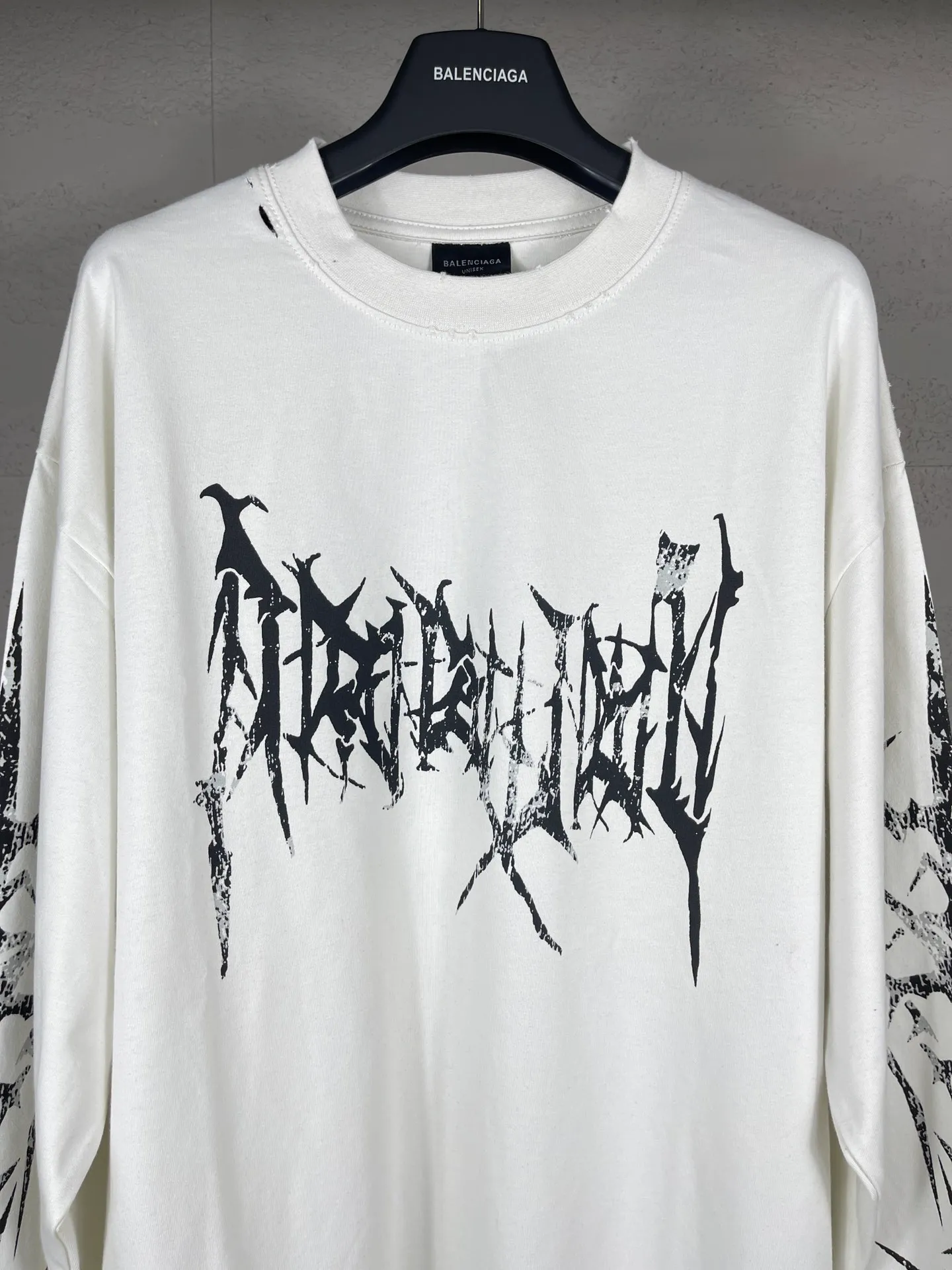 🅿️240 real photos [Top version. Official website quality] BALENCI*GA/Paris. SS25 latest classic LOGO art Sanskrit font cracked printed long-sleeved T-shirt. Ready-to-wear, washed, worn and worn. Brick cabinets are synchronized. Genuine products are developed at the first time, and you can print and compare! The fabric is made of Paris ZP custom-woven and dyed cotton double yarn. Weighing 260 grams, the cloth surface is clean. The cloth pattern is clear, soft and comfortable. The threads are dyed with no color difference. The printing uses environmentally friendly imported crack printing materials. The letters are clear and the effect is three-dimensional. The version adopts OS loose shoulder design. Same style for men and women. Code: BL235059 Color: gray and white Size: XS S M L
