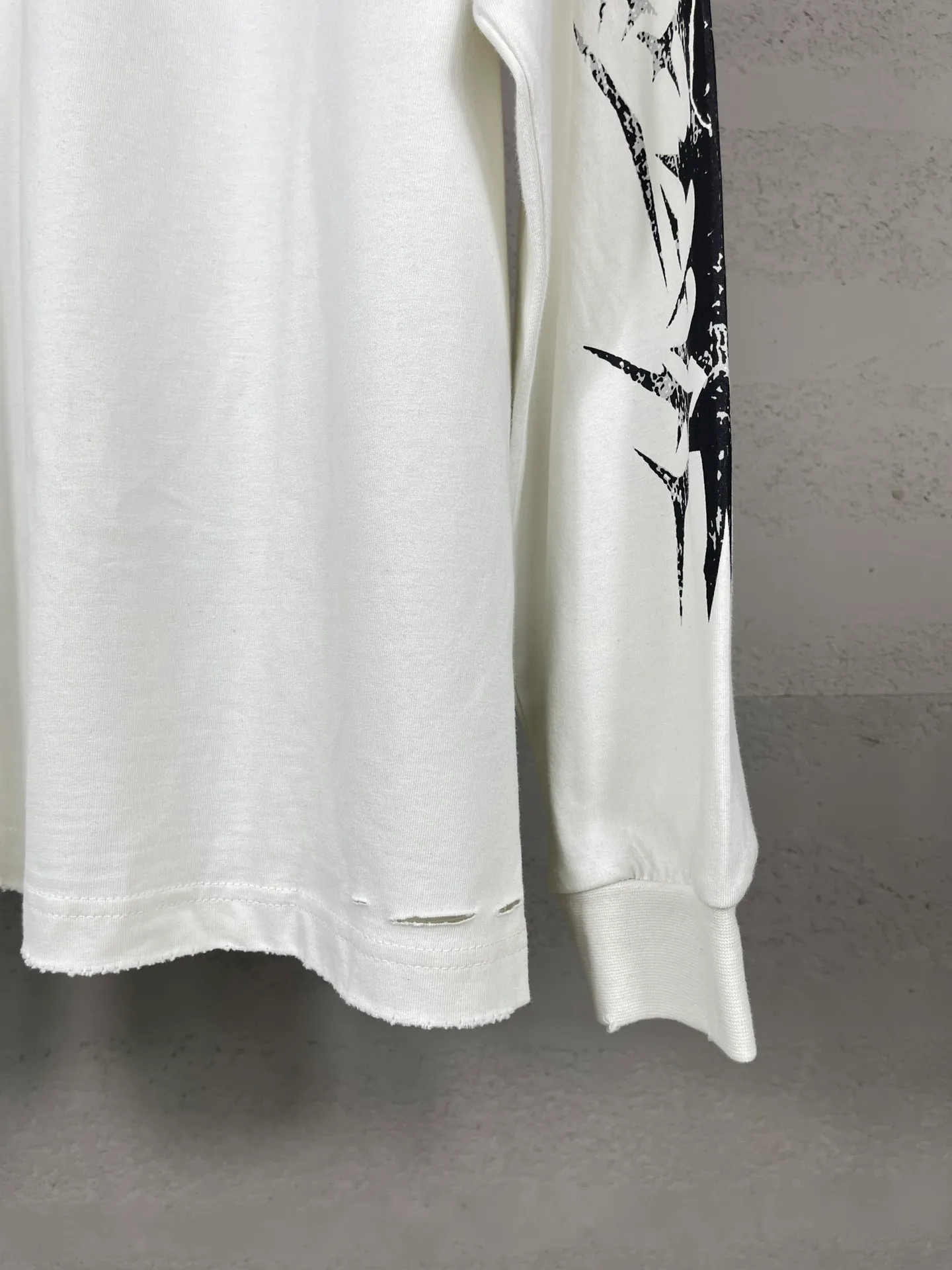 🅿️240 real photos [Top version. Official website quality] BALENCI*GA/Paris. SS25 latest classic LOGO art Sanskrit font cracked printed long-sleeved T-shirt. Ready-to-wear, washed, worn and worn. Brick cabinets are synchronized. Genuine products are developed at the first time, and you can print and compare! The fabric is made of Paris ZP custom-woven and dyed cotton double yarn. Weighing 260 grams, the cloth surface is clean. The cloth pattern is clear, soft and comfortable. The threads are dyed with no color difference. The printing uses environmentally friendly imported crack printing materials. The letters are clear and the effect is three-dimensional. The version adopts OS loose shoulder design. Same style for men and women. Code: BL235059 Color: gray and white Size: XS S M L