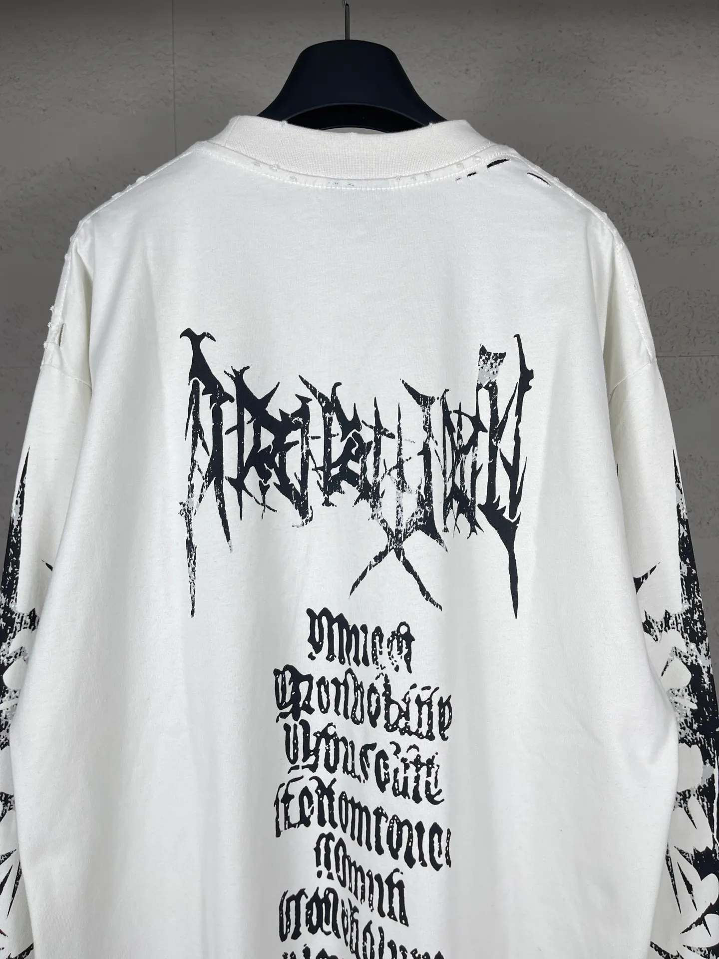 🅿️240 real photos [Top version. Official website quality] BALENCI*GA/Paris. SS25 latest classic LOGO art Sanskrit font cracked printed long-sleeved T-shirt. Ready-to-wear, washed, worn and worn. Brick cabinets are synchronized. Genuine products are developed at the first time, and you can print and compare! The fabric is made of Paris ZP custom-woven and dyed cotton double yarn. Weighing 260 grams, the cloth surface is clean. The cloth pattern is clear, soft and comfortable. The threads are dyed with no color difference. The printing uses environmentally friendly imported crack printing materials. The letters are clear and the effect is three-dimensional. The version adopts OS loose shoulder design. Same style for men and women. Code: BL235059 Color: gray and white Size: XS S M L