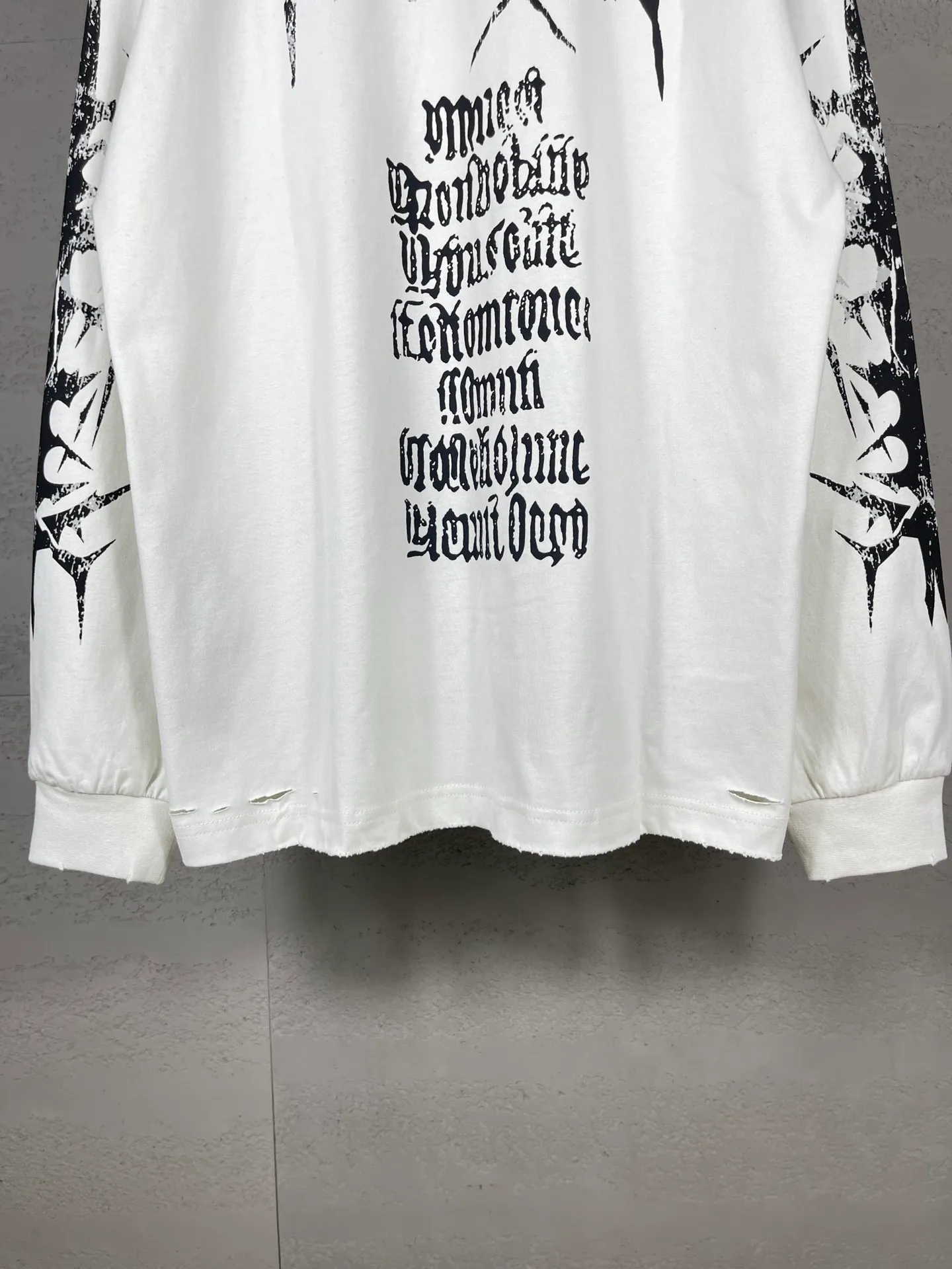 🅿️240 real photos [Top version. Official website quality] BALENCI*GA/Paris. SS25 latest classic LOGO art Sanskrit font cracked printed long-sleeved T-shirt. Ready-to-wear, washed, worn and worn. Brick cabinets are synchronized. Genuine products are developed at the first time, and you can print and compare! The fabric is made of Paris ZP custom-woven and dyed cotton double yarn. Weighing 260 grams, the cloth surface is clean. The cloth pattern is clear, soft and comfortable. The threads are dyed with no color difference. The printing uses environmentally friendly imported crack printing materials. The letters are clear and the effect is three-dimensional. The version adopts OS loose shoulder design. Same style for men and women. Code: BL235059 Color: gray and white Size: XS S M L