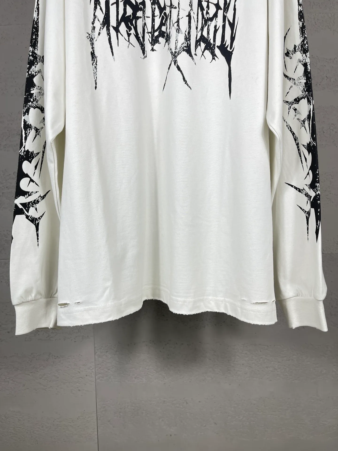🅿️240 real photos [Top version. Official website quality] BALENCI*GA/Paris. SS25 latest classic LOGO art Sanskrit font cracked printed long-sleeved T-shirt. Ready-to-wear, washed, worn and worn. Brick cabinets are synchronized. Genuine products are developed at the first time, and you can print and compare! The fabric is made of Paris ZP custom-woven and dyed cotton double yarn. Weighing 260 grams, the cloth surface is clean. The cloth pattern is clear, soft and comfortable. The threads are dyed with no color difference. The printing uses environmentally friendly imported crack printing materials. The letters are clear and the effect is three-dimensional. The version adopts OS loose shoulder design. Same style for men and women. Code: BL235059 Color: gray and white Size: XS S M L
