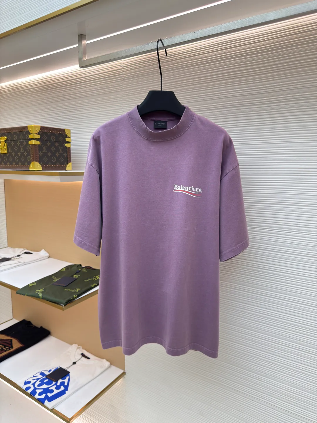 Balenciaga washed Coke wave letter printed short sleeves ●Authentic product: 5200 purchase and development ●Item number: 1680538-A35 ●Fabric: pure cotton fabric ●Technology: slurry printing ●Version: loose version ●Weight: about 295 grams ●Size: 1-2-3-4 ●Description: Made of 100% custom-woven and custom-dyed pure cotton fabric Weight before washing 240 After washing 260 Due to the special customization of the fabric It is an ordinary off-the-shelf fabric in the market that cannot produce the original effect even after being washed eight hundred times. The front and rear printed letter logos are printed using a special glue printing process. Its characteristic is that it uses glue with high performance to create a sense of layering in the printed pattern. It is exclusively launched on the entire network. The overall routing is straight and delicate. The fabric is comfortable and soft. The color is consistent and there is no color difference. The overall routing is straight and delicate. Same style for men and women!