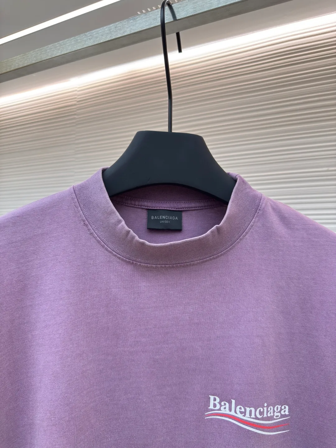Balenciaga washed Coke wave letter printed short sleeves ●Authentic product: 5200 purchase and development ●Item number: 1680538-A35 ●Fabric: pure cotton fabric ●Technology: slurry printing ●Version: loose version ●Weight: about 295 grams ●Size: 1-2-3-4 ●Description: Made of 100% custom-woven and custom-dyed pure cotton fabric Weight before washing 240 After washing 260 Due to the special customization of the fabric It is an ordinary off-the-shelf fabric in the market that cannot produce the original effect even after being washed eight hundred times. The front and rear printed letter logos are printed using a special glue printing process. Its characteristic is that it uses glue with high performance to create a sense of layering in the printed pattern. It is exclusively launched on the entire network. The overall routing is straight and delicate. The fabric is comfortable and soft. The color is consistent and there is no color difference. The overall routing is straight and delicate. Same style for men and women!