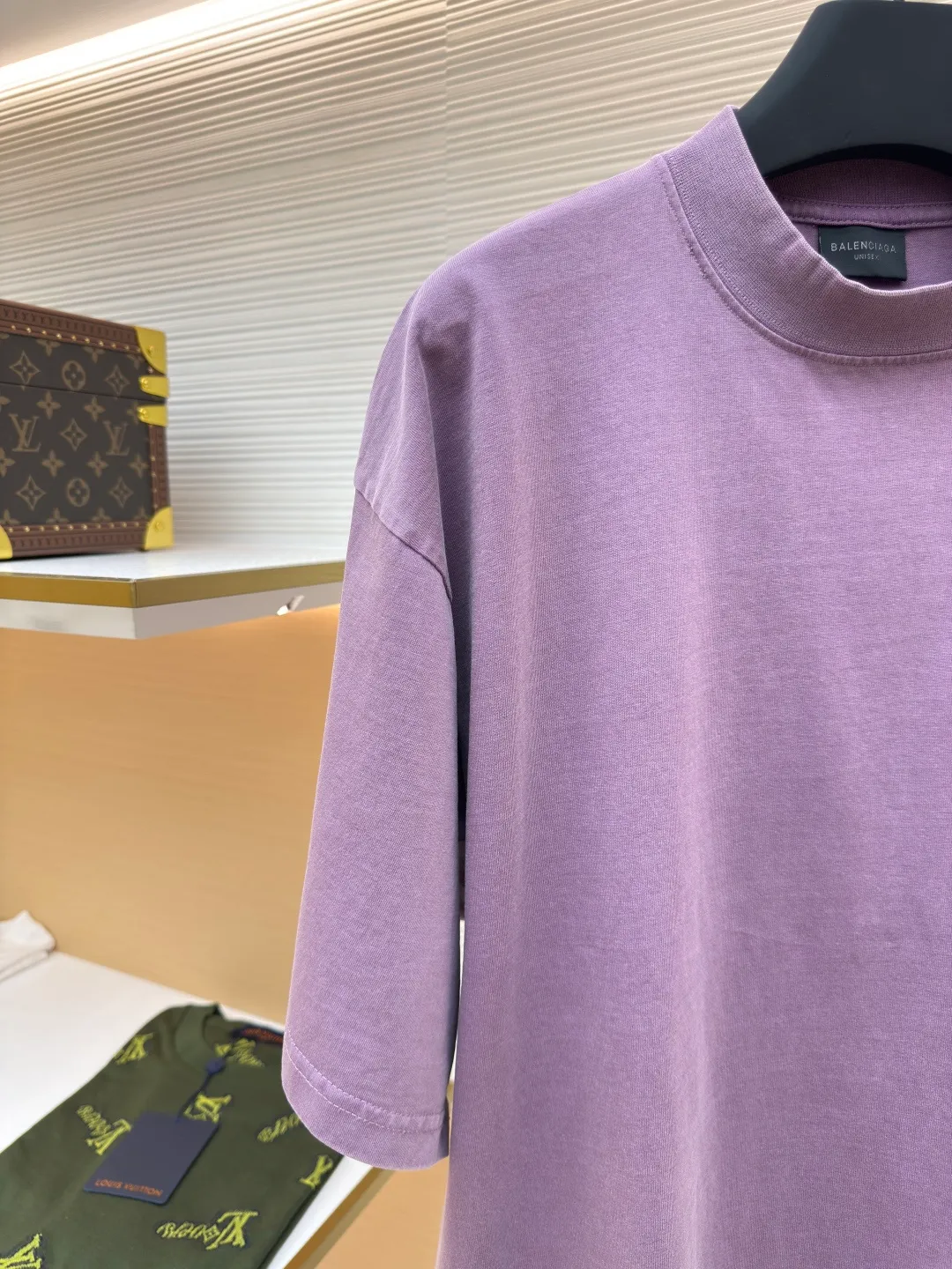 Balenciaga washed Coke wave letter printed short sleeves ●Authentic product: 5200 purchase and development ●Item number: 1680538-A35 ●Fabric: pure cotton fabric ●Technology: slurry printing ●Version: loose version ●Weight: about 295 grams ●Size: 1-2-3-4 ●Description: Made of 100% custom-woven and custom-dyed pure cotton fabric Weight before washing 240 After washing 260 Due to the special customization of the fabric It is an ordinary off-the-shelf fabric in the market that cannot produce the original effect even after being washed eight hundred times. The front and rear printed letter logos are printed using a special glue printing process. Its characteristic is that it uses glue with high performance to create a sense of layering in the printed pattern. It is exclusively launched on the entire network. The overall routing is straight and delicate. The fabric is comfortable and soft. The color is consistent and there is no color difference. The overall routing is straight and delicate. Same style for men and women!
