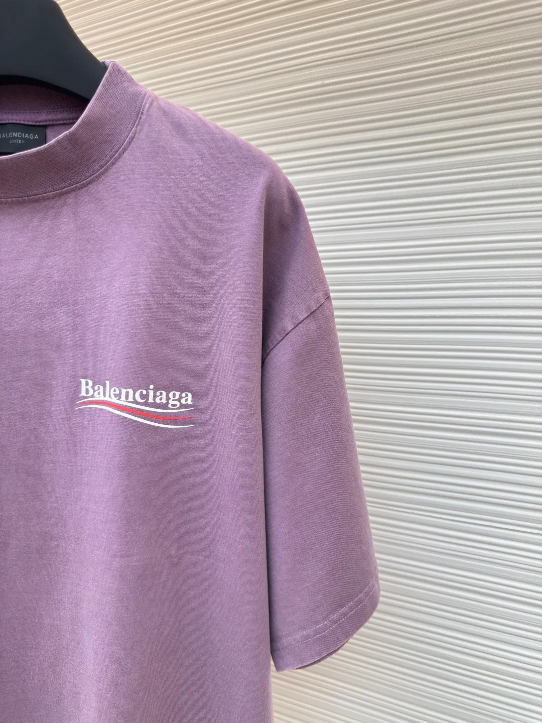 Balenciaga washed Coke wave letter printed short sleeves ●Authentic product: 5200 purchase and development ●Item number: 1680538-A35 ●Fabric: pure cotton fabric ●Technology: slurry printing ●Version: loose version ●Weight: about 295 grams ●Size: 1-2-3-4 ●Description: Made of 100% custom-woven and custom-dyed pure cotton fabric Weight before washing 240 After washing 260 Due to the special customization of the fabric It is an ordinary off-the-shelf fabric in the market that cannot produce the original effect even after being washed eight hundred times. The front and rear printed letter logos are printed using a special glue printing process. Its characteristic is that it uses glue with high performance to create a sense of layering in the printed pattern. It is exclusively launched on the entire network. The overall routing is straight and delicate. The fabric is comfortable and soft. The color is consistent and there is no color difference. The overall routing is straight and delicate. Same style for men and women!
