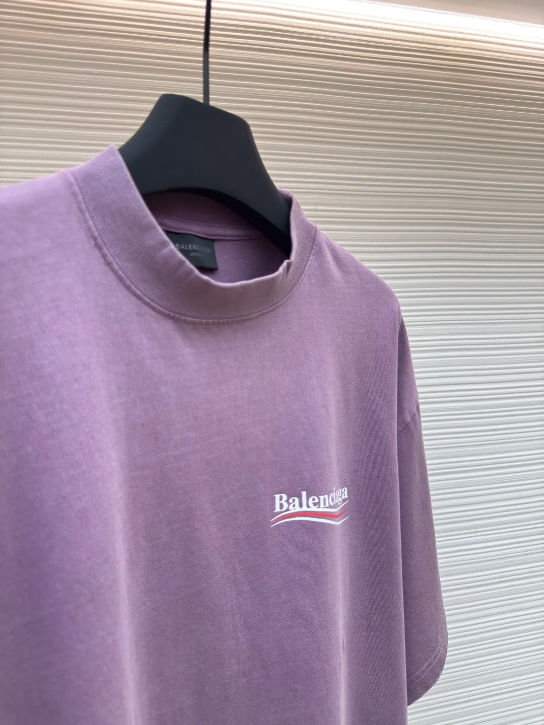 Balenciaga washed Coke wave letter printed short sleeves ●Authentic product: 5200 purchase and development ●Item number: 1680538-A35 ●Fabric: pure cotton fabric ●Technology: slurry printing ●Version: loose version ●Weight: about 295 grams ●Size: 1-2-3-4 ●Description: Made of 100% custom-woven and custom-dyed pure cotton fabric Weight before washing 240 After washing 260 Due to the special customization of the fabric It is an ordinary off-the-shelf fabric in the market that cannot produce the original effect even after being washed eight hundred times. The front and rear printed letter logos are printed using a special glue printing process. Its characteristic is that it uses glue with high performance to create a sense of layering in the printed pattern. It is exclusively launched on the entire network. The overall routing is straight and delicate. The fabric is comfortable and soft. The color is consistent and there is no color difference. The overall routing is straight and delicate. Same style for men and women!
