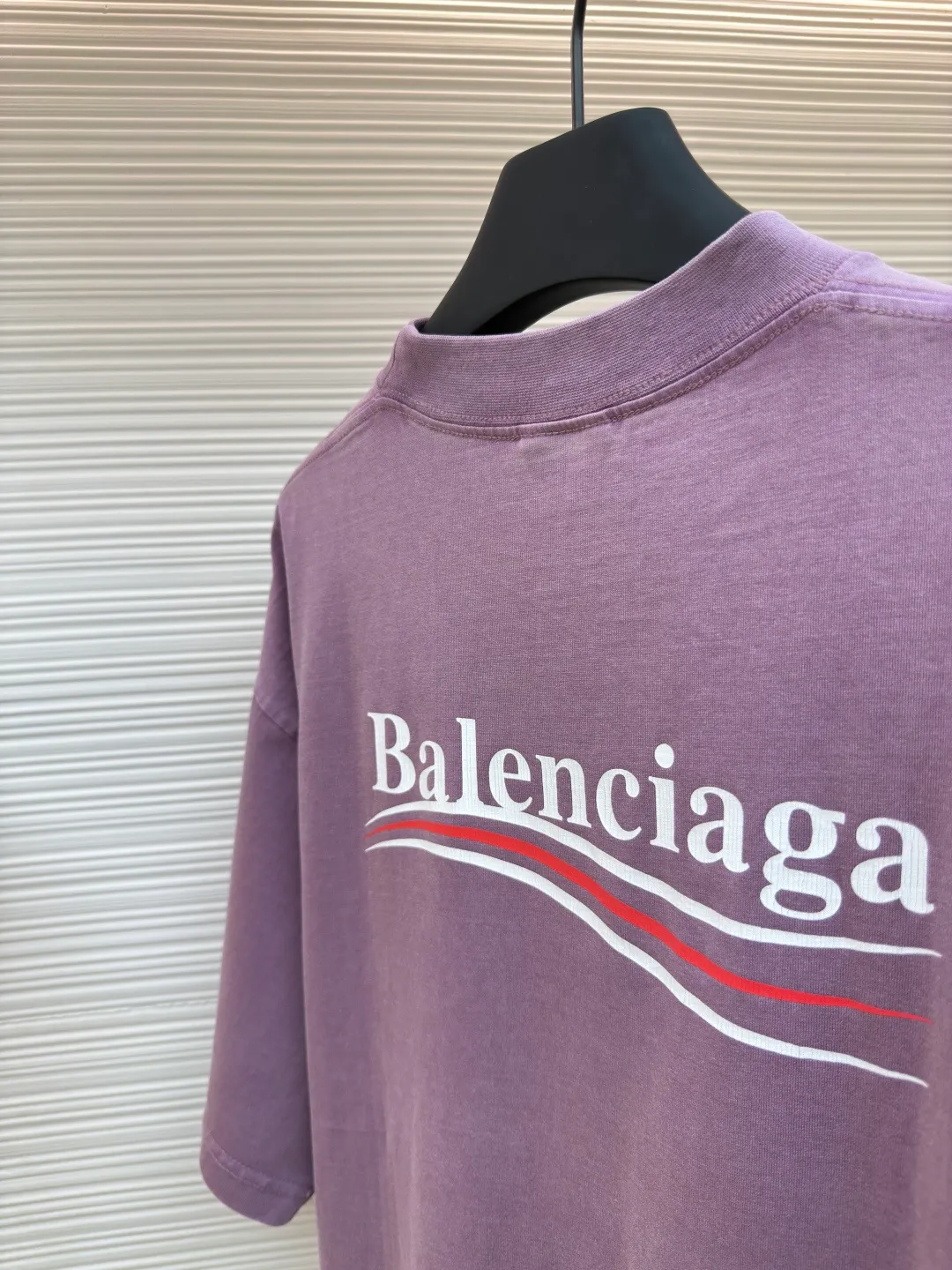 Balenciaga washed Coke wave letter printed short sleeves ●Authentic product: 5200 purchase and development ●Item number: 1680538-A35 ●Fabric: pure cotton fabric ●Technology: slurry printing ●Version: loose version ●Weight: about 295 grams ●Size: 1-2-3-4 ●Description: Made of 100% custom-woven and custom-dyed pure cotton fabric Weight before washing 240 After washing 260 Due to the special customization of the fabric It is an ordinary off-the-shelf fabric in the market that cannot produce the original effect even after being washed eight hundred times. The front and rear printed letter logos are printed using a special glue printing process. Its characteristic is that it uses glue with high performance to create a sense of layering in the printed pattern. It is exclusively launched on the entire network. The overall routing is straight and delicate. The fabric is comfortable and soft. The color is consistent and there is no color difference. The overall routing is straight and delicate. Same style for men and women!