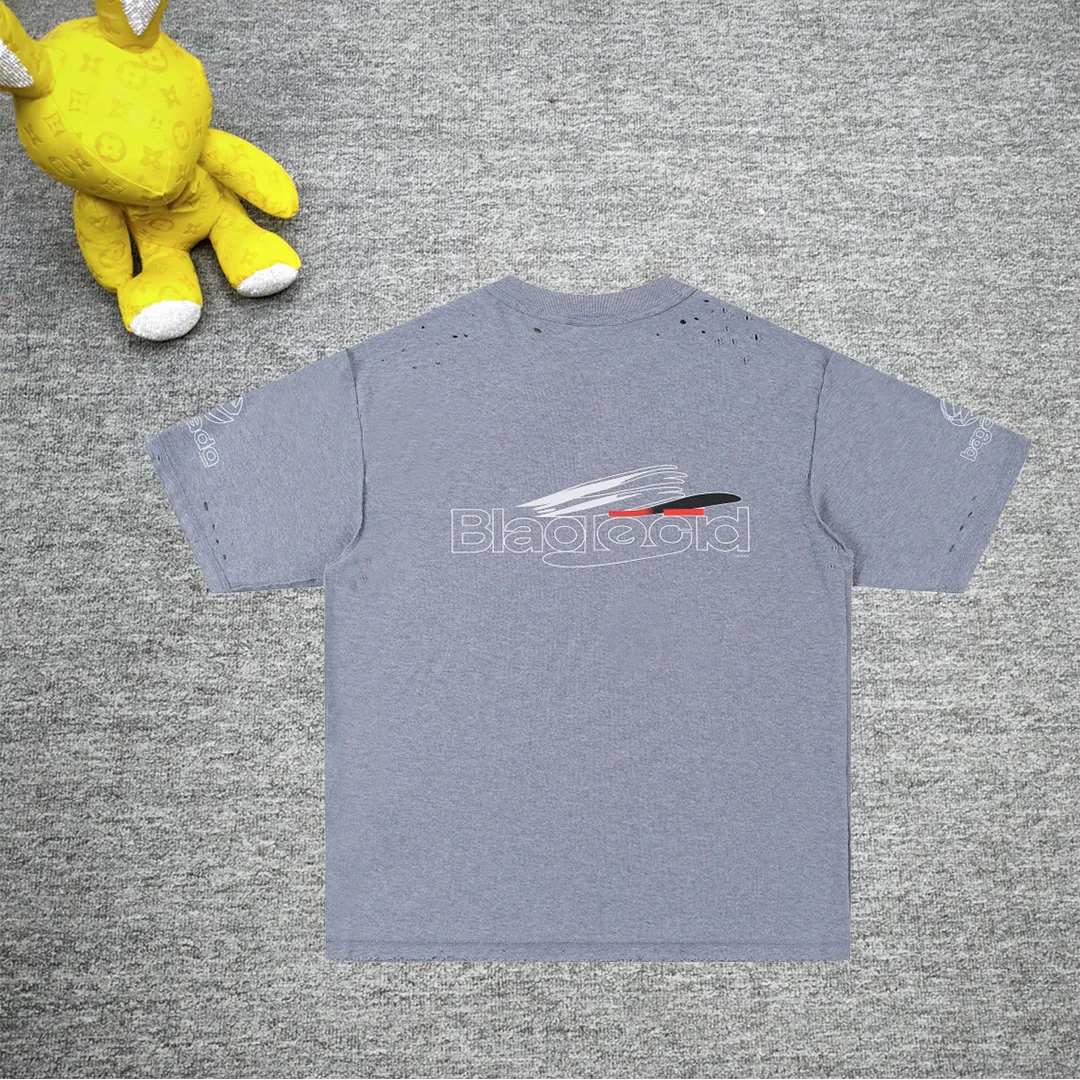 [New] Top tested version BALENCIAGA/Balenciaga 2024 SS AIGENERATED series new reverse stitched short-sleeved T-shirt ✅No.1 quality in the market Real ceiling quality ✅All original development pays attention to detail pictures to avoid mixed distribution of stolen pictures by merchants ✅Correct 260g custom-woven and dyed double yarn pure cotton fabric Custom-dyed threads have no color difference ✅Correctly imported material printing Dot direct injection process Letters are clear and three-dimensional, firm and do not fall off ✅Original reverse stitching production Worn and washed, black and gray cuff prints are different, overweight craftsmanship, the same as the original version, different market currency. Let me explain why mine is a little more expensive than others, 1. It seems to be a simple printing or embroidery, but it is not simple at all. 10000% imported machine restoration is not just a lip service. You are welcome to compare with peers. 2. Each model is produced by the company. The details of the workmanship and fabrics are consistent with the original ones. There is no color difference between the details and the counters. Reproduction is not terrible. Whoever is fake is embarrassed. It’s not shameful to make a replica, it’s shameful if you can’t buy the correct version if you make a replica. 3. Note that the threaded collars are all original collars of certain countries and regions, with high wrapping. The width of the neckline and cabinets are accurate to the millimeter. Thick necklines are not easy to deform. The collars of high-end products are all restored cabinets. They are different from the big collars in the world. Ordinary garbage short-sleeves are printed with a print. The clavicle of the upper body is exposed. Please be patient. Customers who have bought genuine products or have seen genuine products will come back to place orders again. This is quality. This is quality. 4. Different styles of washed wheat main wheat, including imported wheat, have different colors and codes. Really restore the counter. As we all know, Balenciaga has different English or different colors on the collar labels of each quarter. This distinguishes the fast food products with the same common main wheat washed wheat. 5. Pay attention to the workmanship. The stitching at the neckline has no folds, smooth and natural without overlapping lines, and truly restores this. This is something that many people cannot do. 6. The fabric is made of 260g Paris-specific double yarn. No one can make better fabrics than my family. There's really no way to compare it with the ordinary version on the market. Respect it. It's genuine and costs thousands of dollars anyway. Don't go for the quality of street stall products. 7. The workmanship is fully restored and the packaging is fully restored. The cost is huge. 8. I guarantee here that this is the highest quality you can find. Size: XS-S-M-L Color: Black Gray P:270