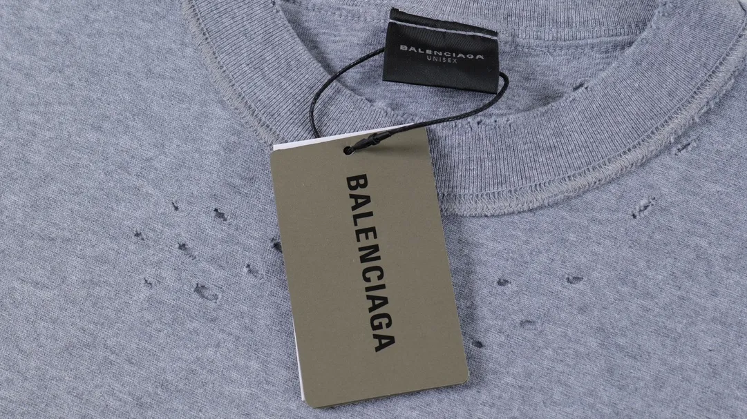 [New] Top tested version BALENCIAGA/Balenciaga 2024 SS AIGENERATED series new reverse stitched short-sleeved T-shirt ✅No.1 quality in the market Real ceiling quality ✅All original development pays attention to detail pictures to avoid mixed distribution of stolen pictures by merchants ✅Correct 260g custom-woven and dyed double yarn pure cotton fabric Custom-dyed threads have no color difference ✅Correctly imported material printing Dot direct injection process Letters are clear and three-dimensional, firm and do not fall off ✅Original reverse stitching production Worn and washed, black and gray cuff prints are different, overweight craftsmanship, the same as the original version, different market currency. Let me explain why mine is a little more expensive than others, 1. It seems to be a simple printing or embroidery, but it is not simple at all. 10000% imported machine restoration is not just a lip service. You are welcome to compare with peers. 2. Each model is produced by the company. The details of the workmanship and fabrics are consistent with the original ones. There is no color difference between the details and the counters. Reproduction is not terrible. Whoever is fake is embarrassed. It’s not shameful to make a replica, it’s shameful if you can’t buy the correct version if you make a replica. 3. Note that the threaded collars are all original collars of certain countries and regions, with high wrapping. The width of the neckline and cabinets are accurate to the millimeter. Thick necklines are not easy to deform. The collars of high-end products are all restored cabinets. They are different from the big collars in the world. Ordinary garbage short-sleeves are printed with a print. The clavicle of the upper body is exposed. Please be patient. Customers who have bought genuine products or have seen genuine products will come back to place orders again. This is quality. This is quality. 4. Different styles of washed wheat main wheat, including imported wheat, have different colors and codes. Really restore the counter. As we all know, Balenciaga has different English or different colors on the collar labels of each quarter. This distinguishes the fast food products with the same common main wheat washed wheat. 5. Pay attention to the workmanship. The stitching at the neckline has no folds, smooth and natural without overlapping lines, and truly restores this. This is something that many people cannot do. 6. The fabric is made of 260g Paris-specific double yarn. No one can make better fabrics than my family. There's really no way to compare it with the ordinary version on the market. Respect it. It's genuine and costs thousands of dollars anyway. Don't go for the quality of street stall products. 7. The workmanship is fully restored and the packaging is fully restored. The cost is huge. 8. I guarantee here that this is the highest quality you can find. Size: XS-S-M-L Color: Black Gray P:270